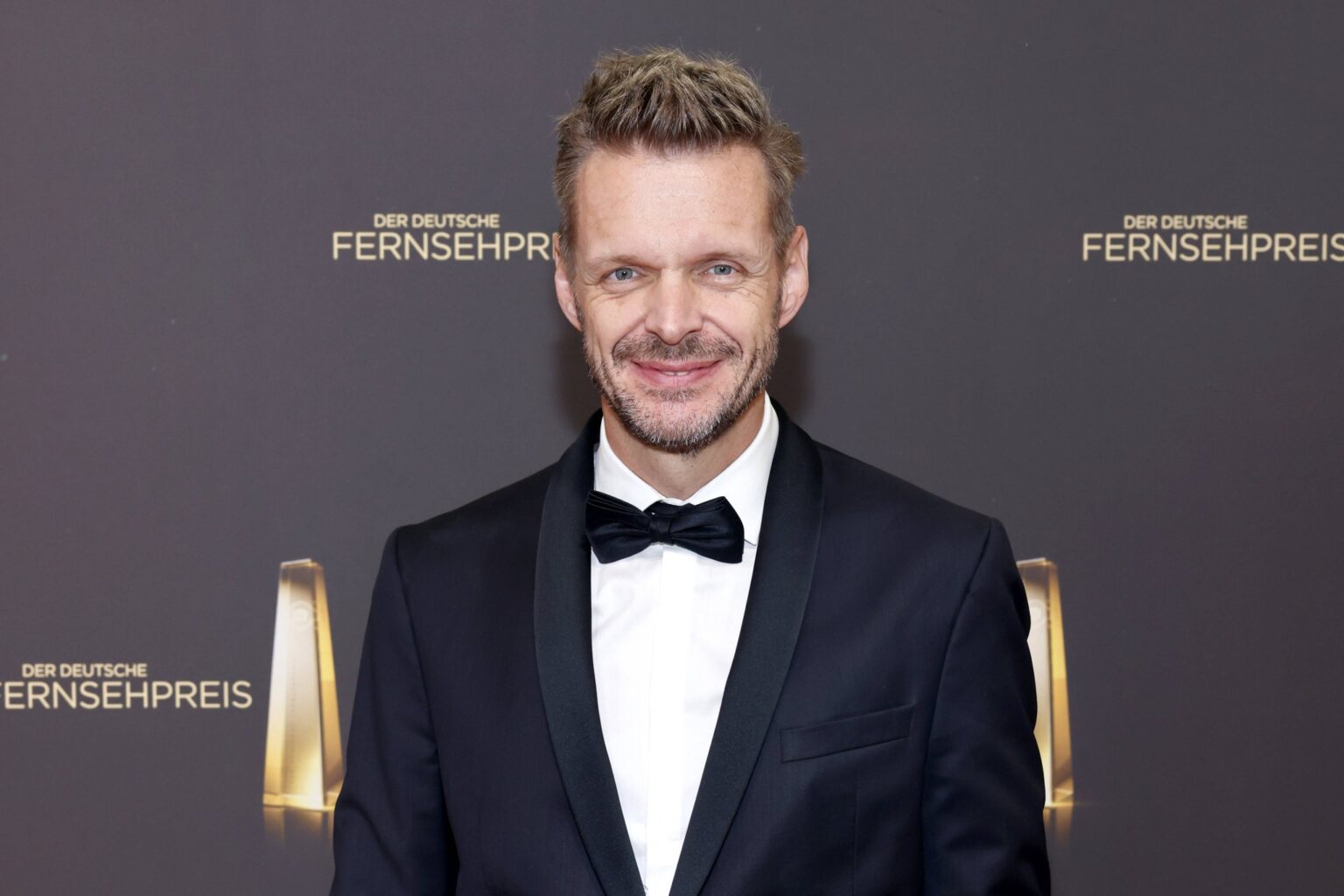Kabarettist Florian Schroeder im Smoking beim Deutschen Fernsehpreis 2026 in Köln
