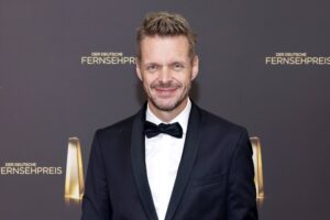 Kabarettist Florian Schroeder im Smoking beim Deutschen Fernsehpreis 2026 in Köln