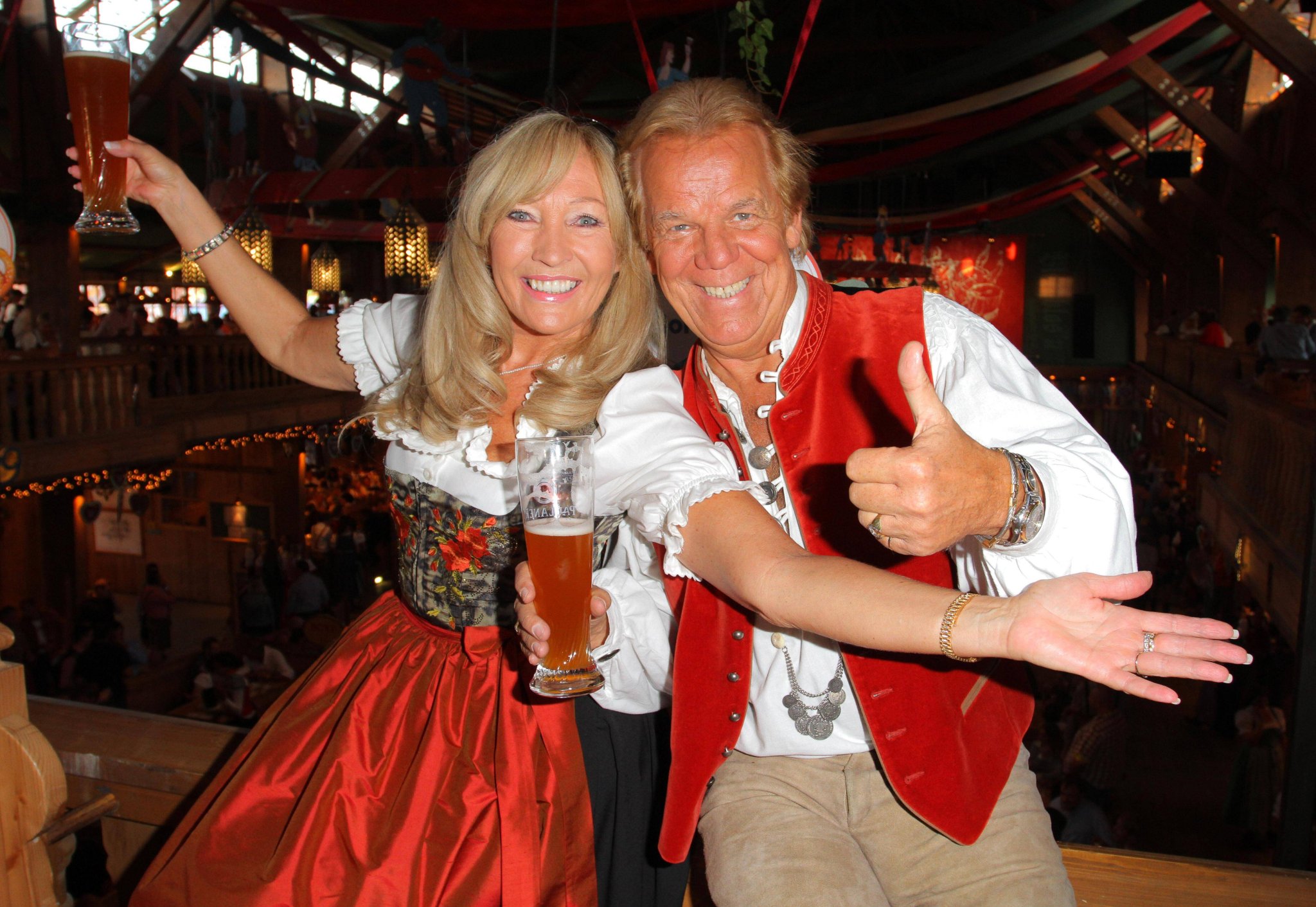 Judith und Mel beim Oktoberfest auf der Theresienwiese in Muenchen