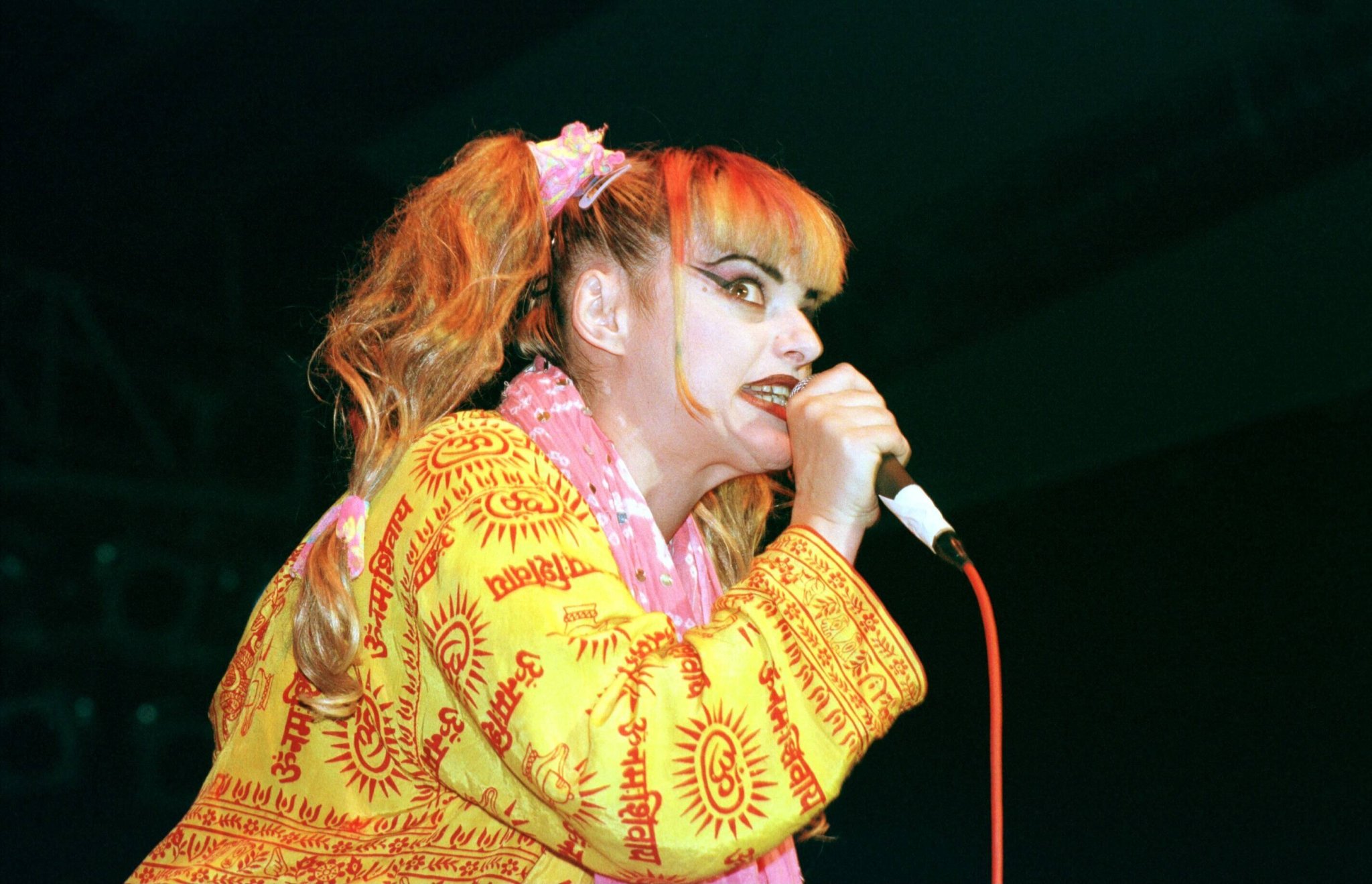 Nina Hagen singt mit Mikrofon bei einem Konzert in der Berliner Columbiahalle 1999
