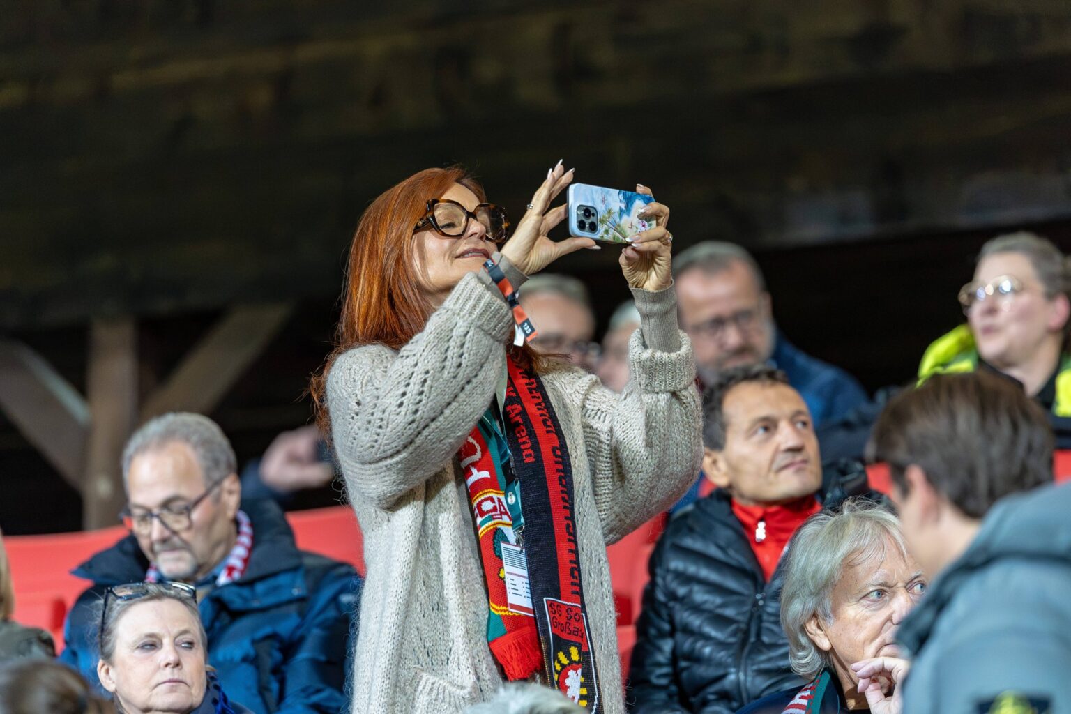 Andrea Berg mit Fan-Schal fotografiert im Stadion in Großaspach mit dem Handy