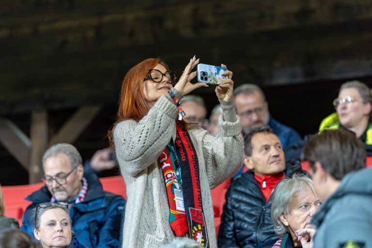 Andrea Berg mit Fan-Schal fotografiert im Stadion in Großaspach mit dem Handy