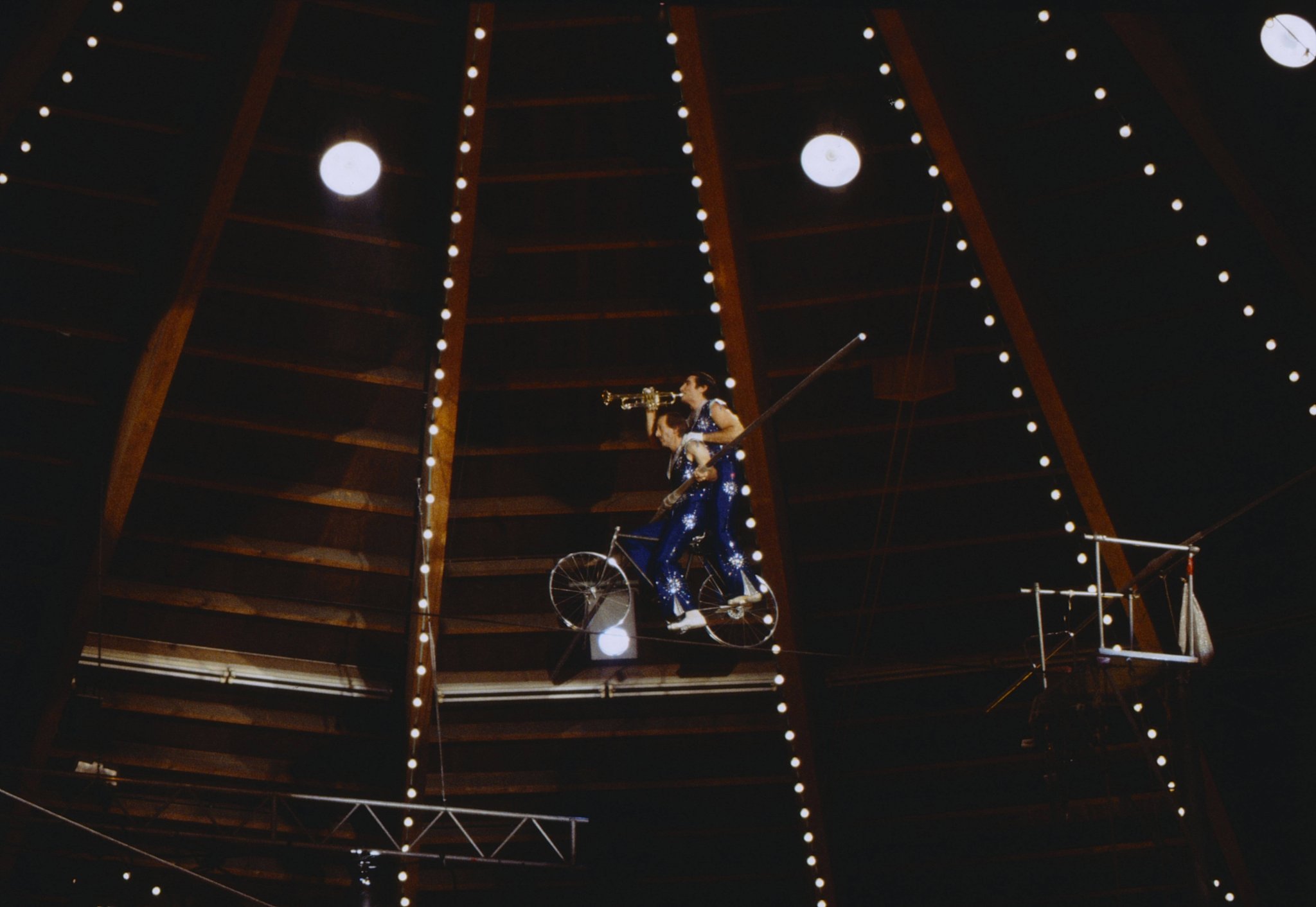 Freddy Quinn als Hochseilartist unter der Zirkuskuppel bei Stars in der Manege 1978