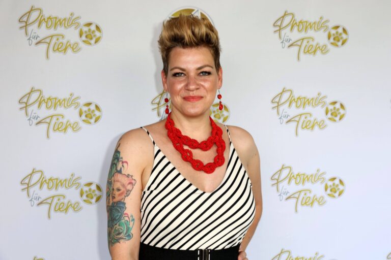 Franziska Knabenreich, VOX-Tierexpertin aus „hundkatzemaus“, lächelt beim Sommerfest von Promis für Tiere