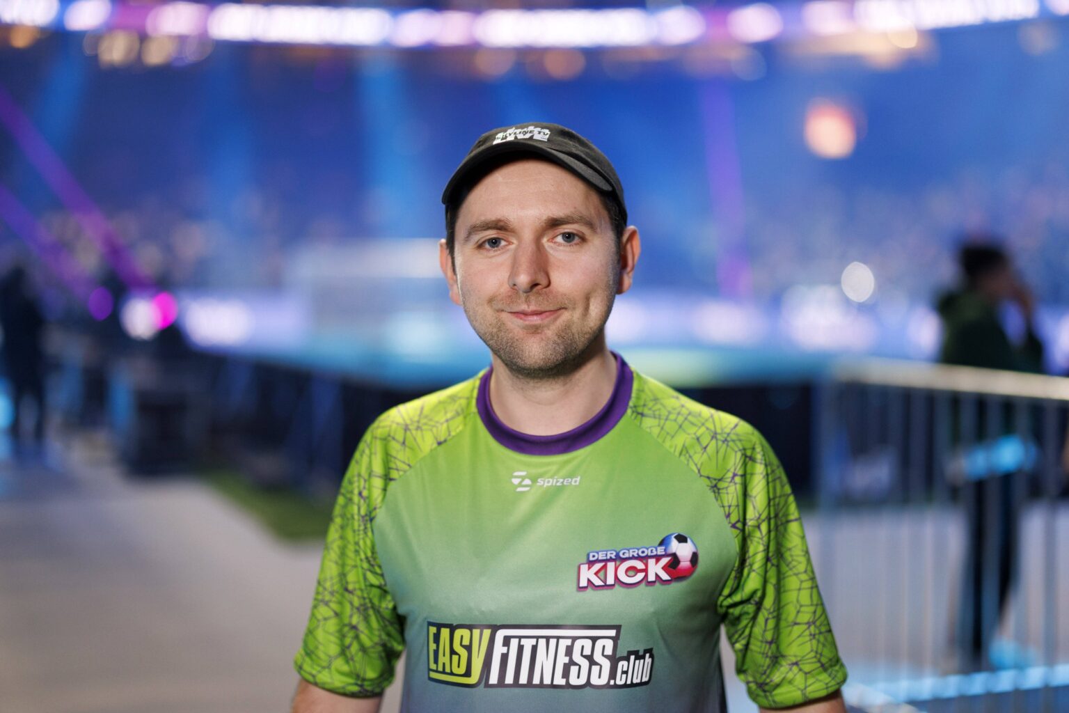 Streamer Adam Wolke alias SkylineTV mit Basecap in der Lanxess-Arena Köln