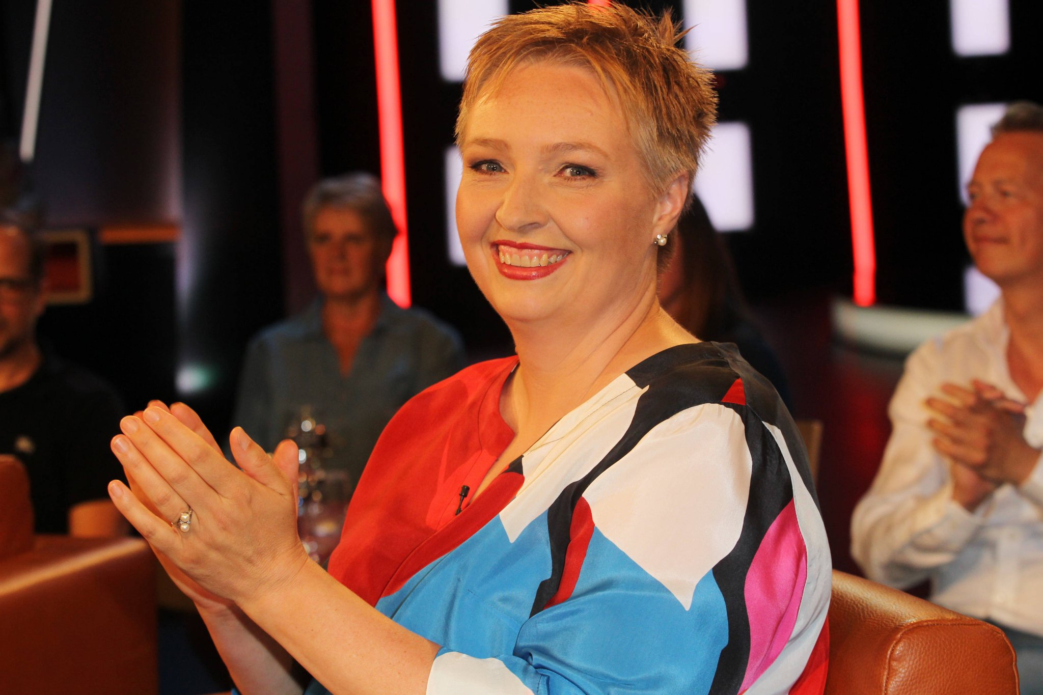 Adriane Rickel, Jägerin bei Gefragt – Gejagt, lacht in der NDR Talk Show
