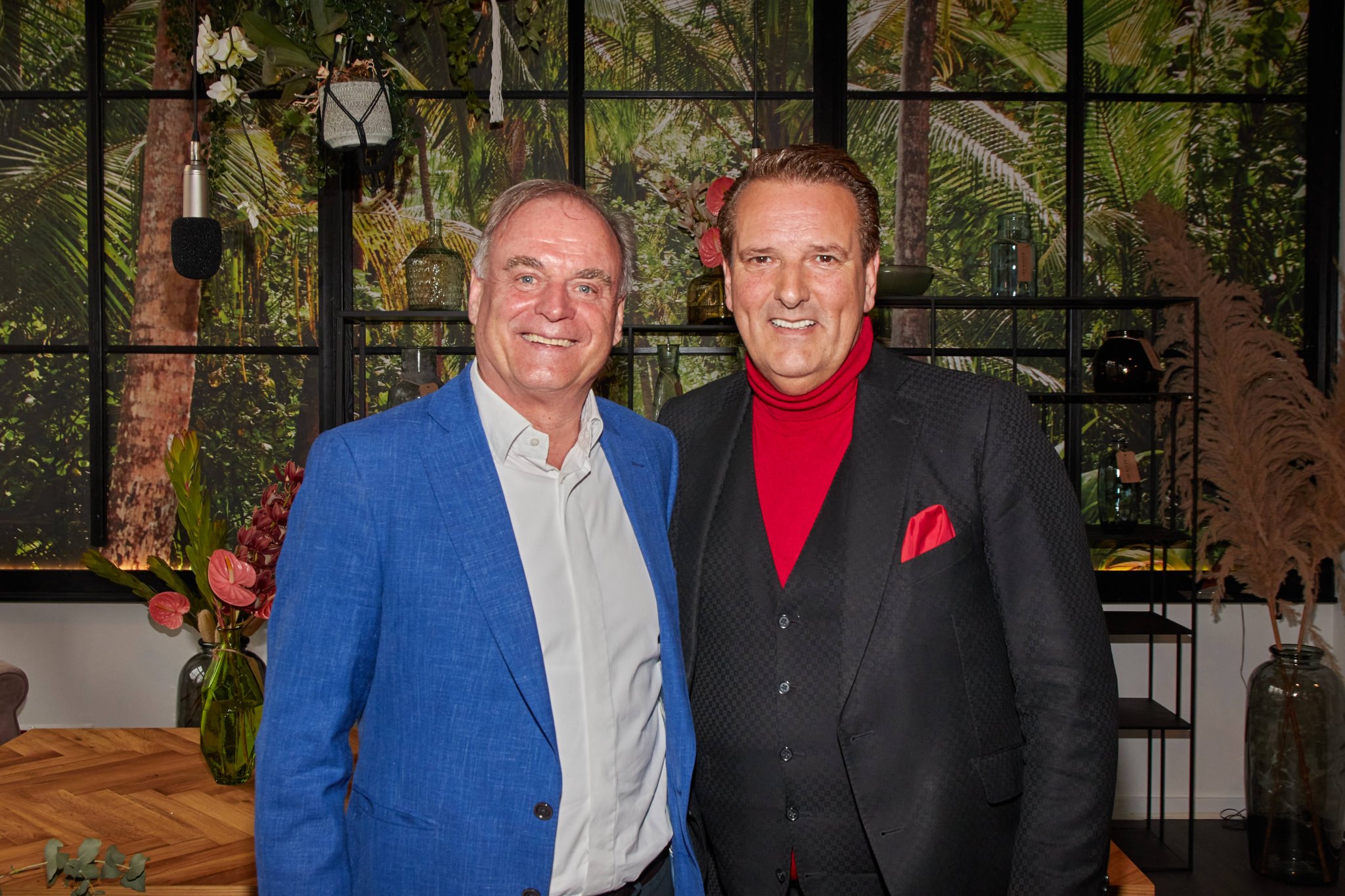 Georg Kofler und Ralf Dümmel stehen nebeneinander bei einem Produkt-Launch in Berlin