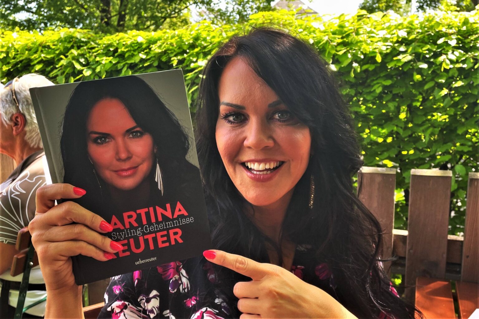 Moderatorin Martina Reuter lächelt in die Kamera