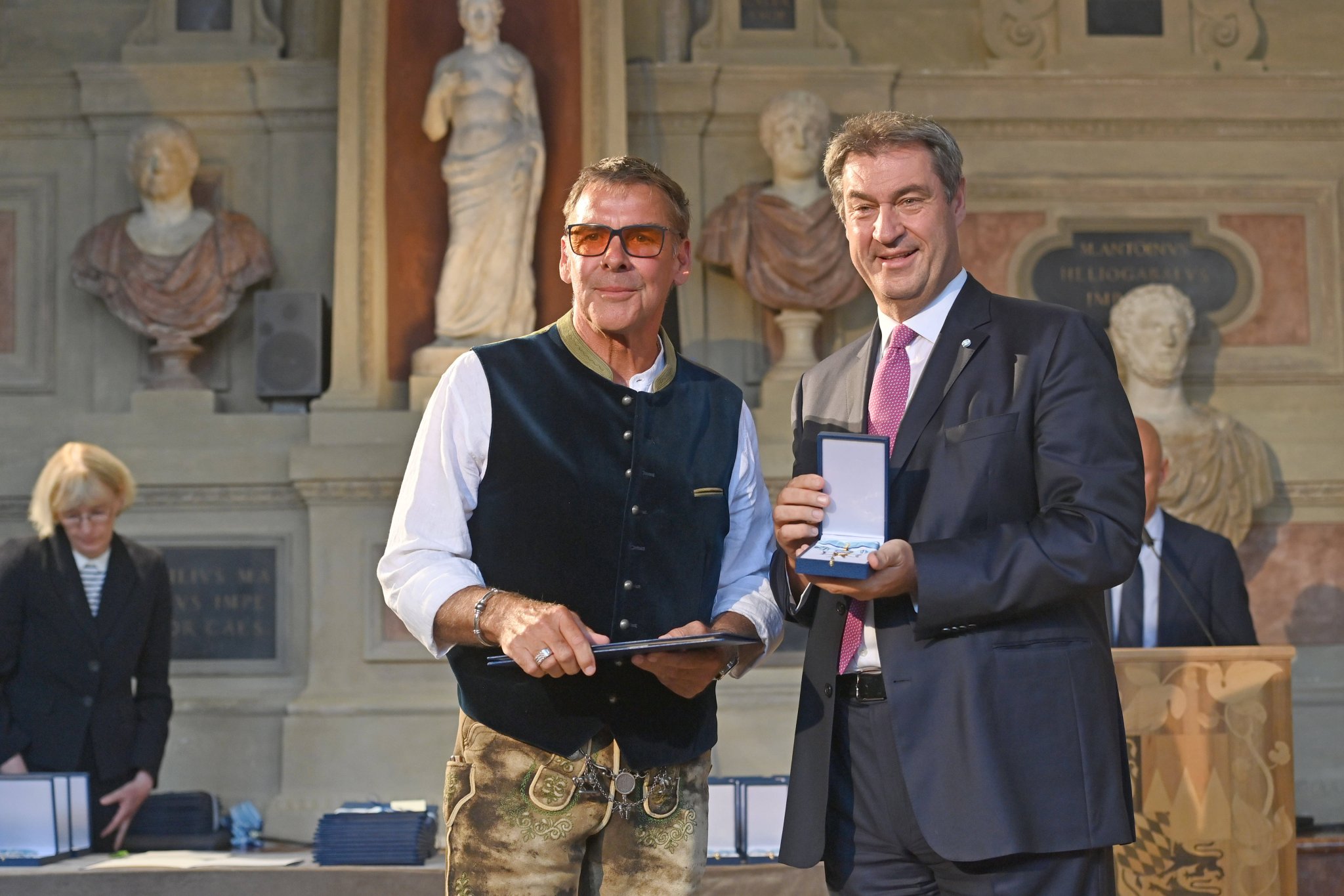 Sascha Hehn und Markus Söder bei der Verleihung des Bayerischen Verdienstordens in München