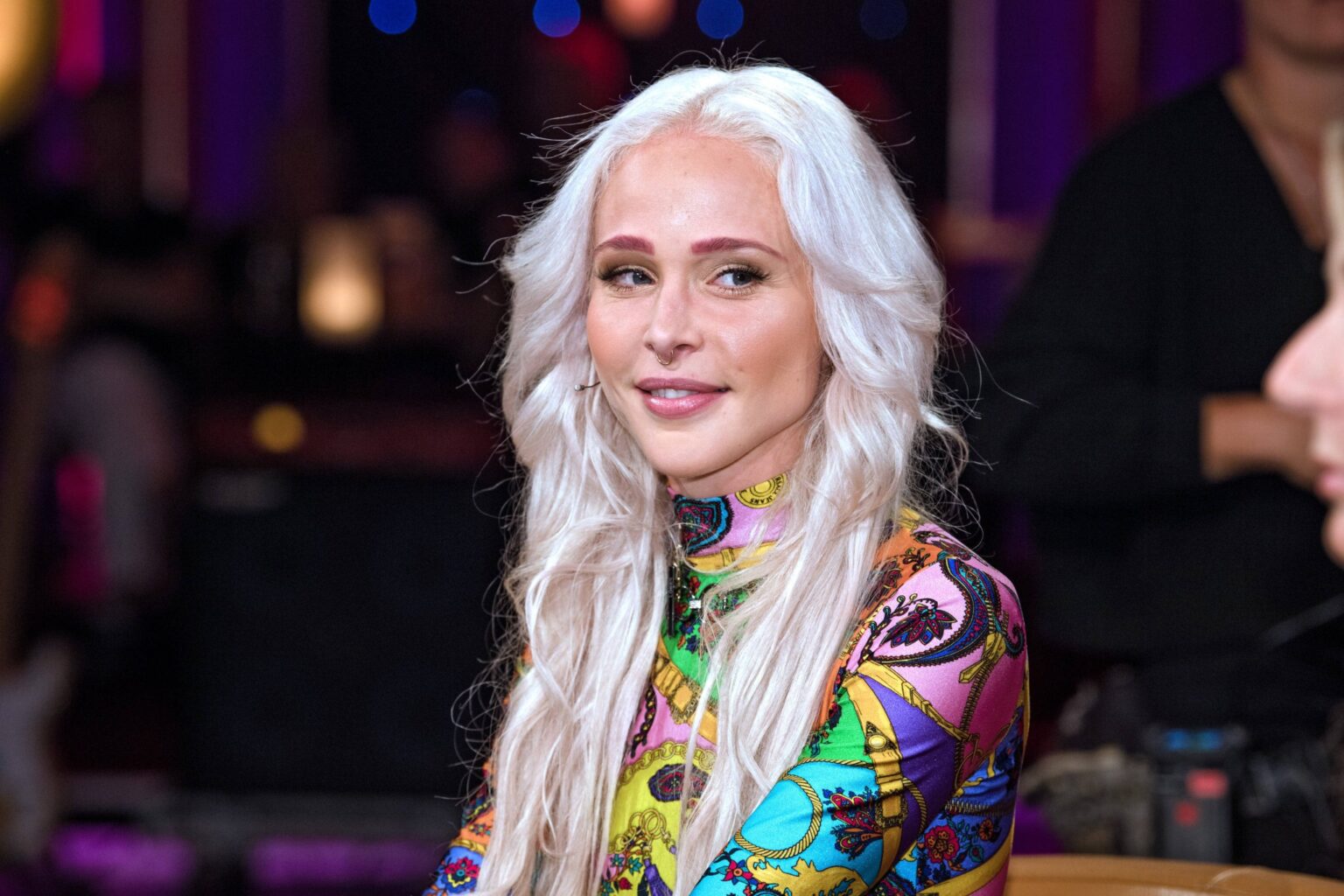 Theresia Fischer mit langen platinblonden Haaren lächelt bei der MDR-Talkshow Riverboat in Leipzig