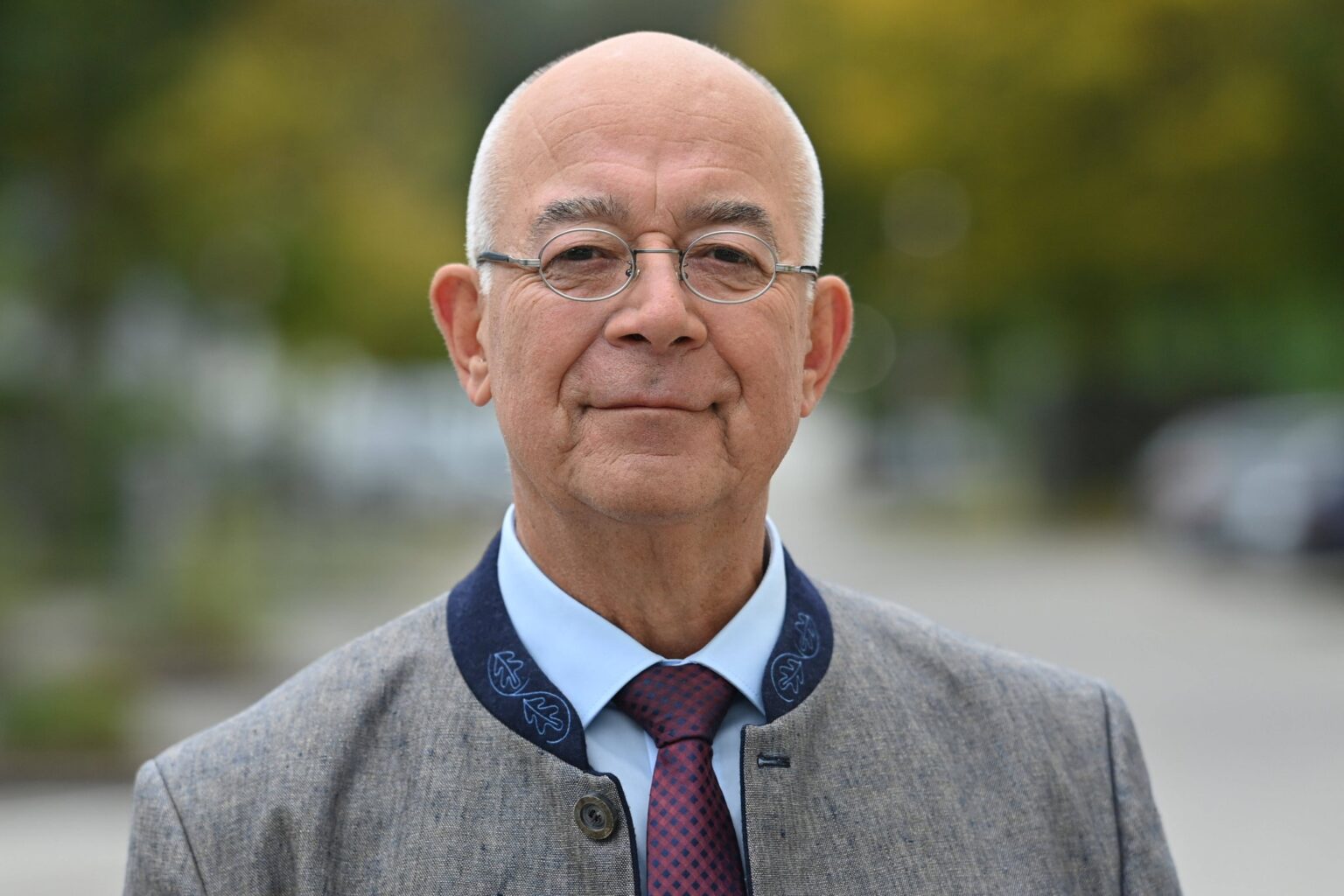 Alexander Duda, Darsteller von Polizeidirektor Gert Achtziger in den „Rosenheim-Cops“, lächelt in die Kamera