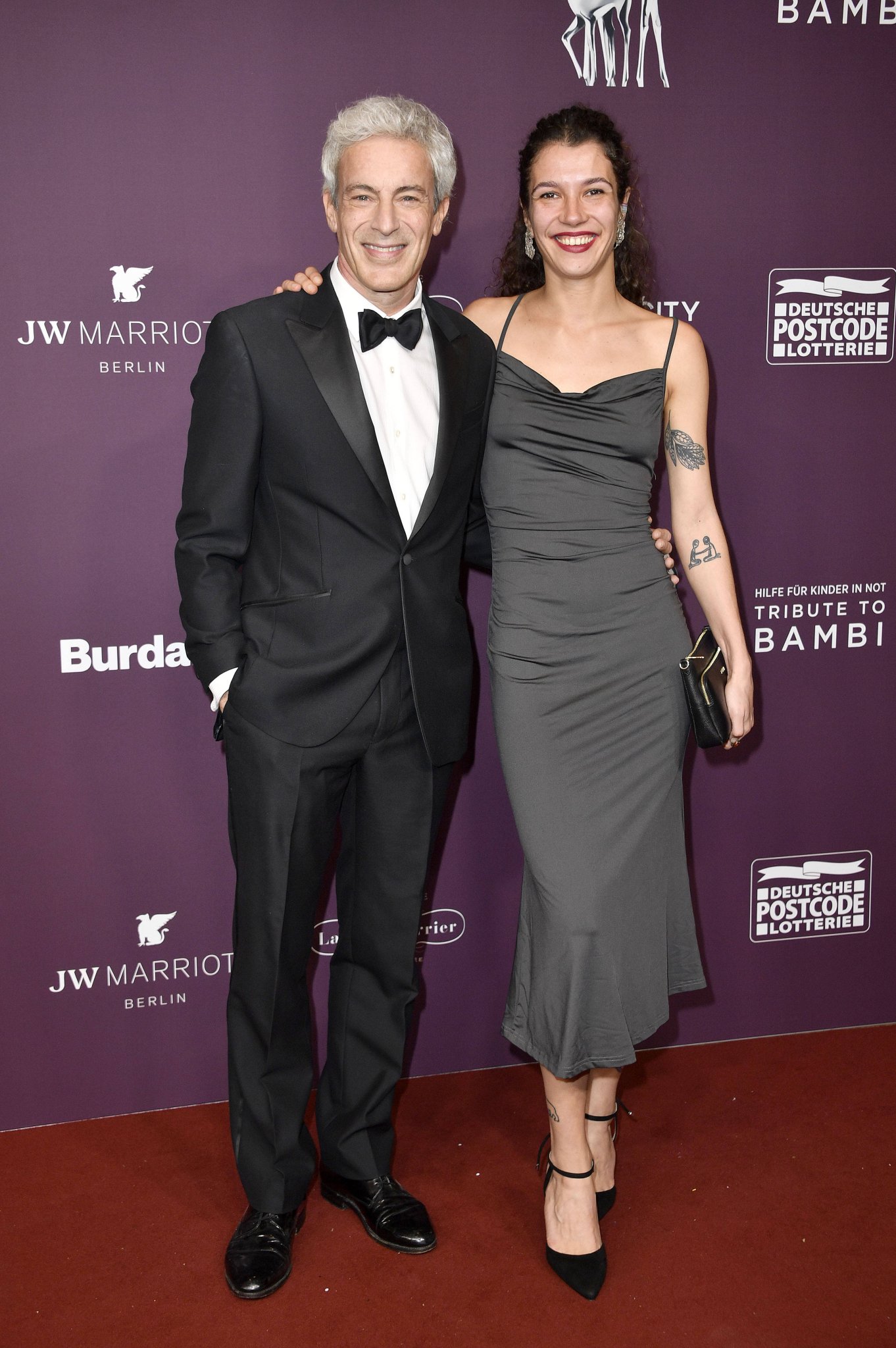 Gedeon Burkhard mit Partnerin Sascha Veduta beim Tribute to Bambi 2023 in Berlin