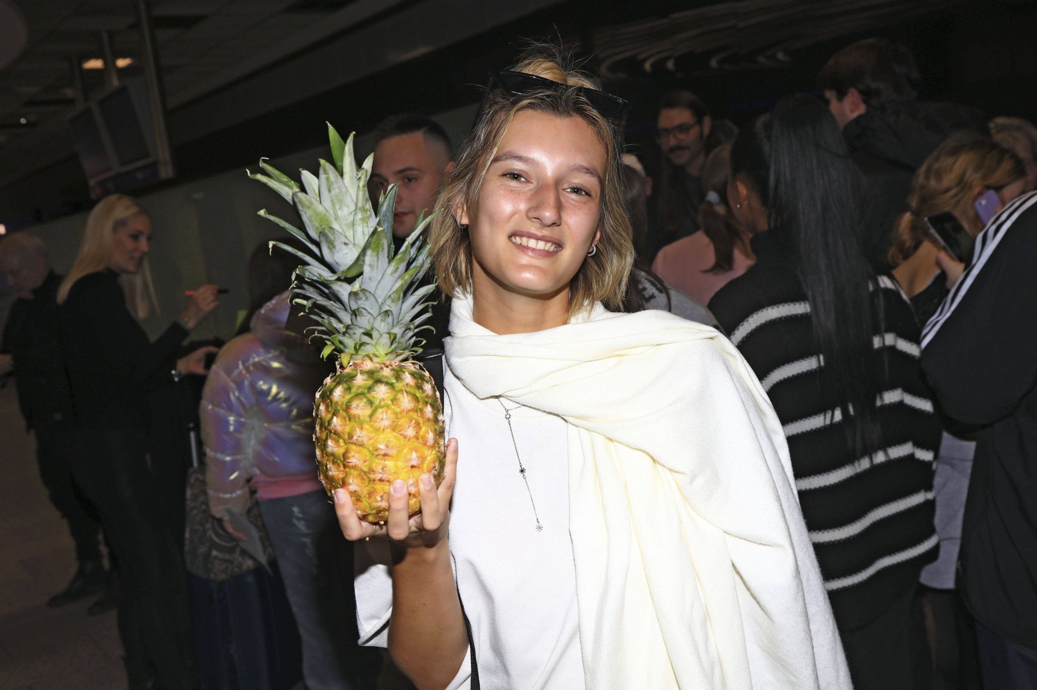 Anya Elsner bei ihrer Rückkehr aus dem Dschungelcamp am Flughafen Frankfurt