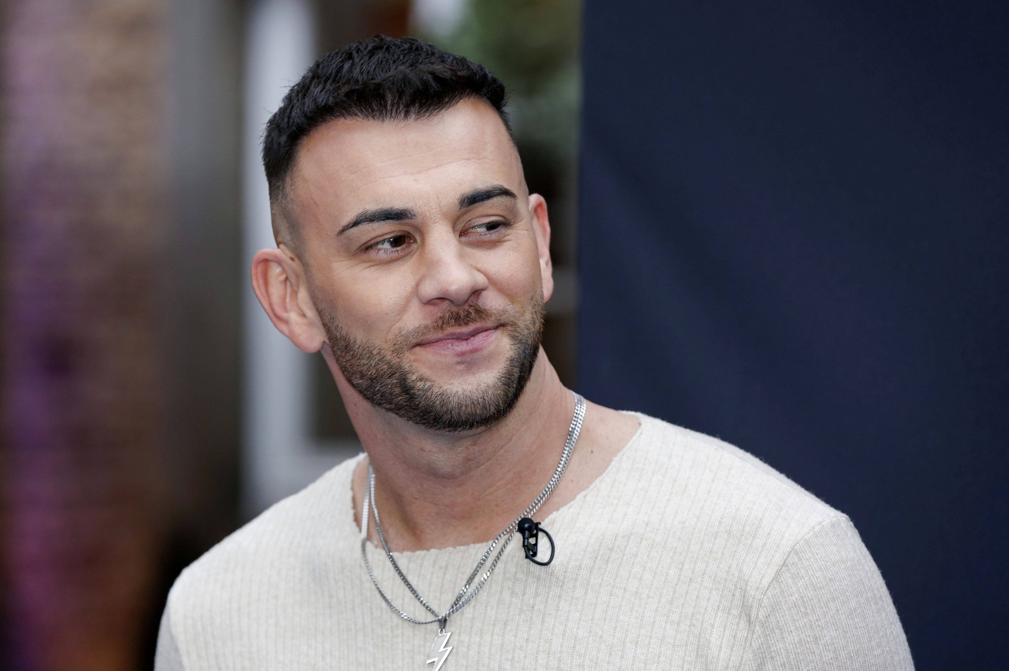 Serkan Yavuz lächelt beim Photocall zur Reality-Show The 50 in Köln