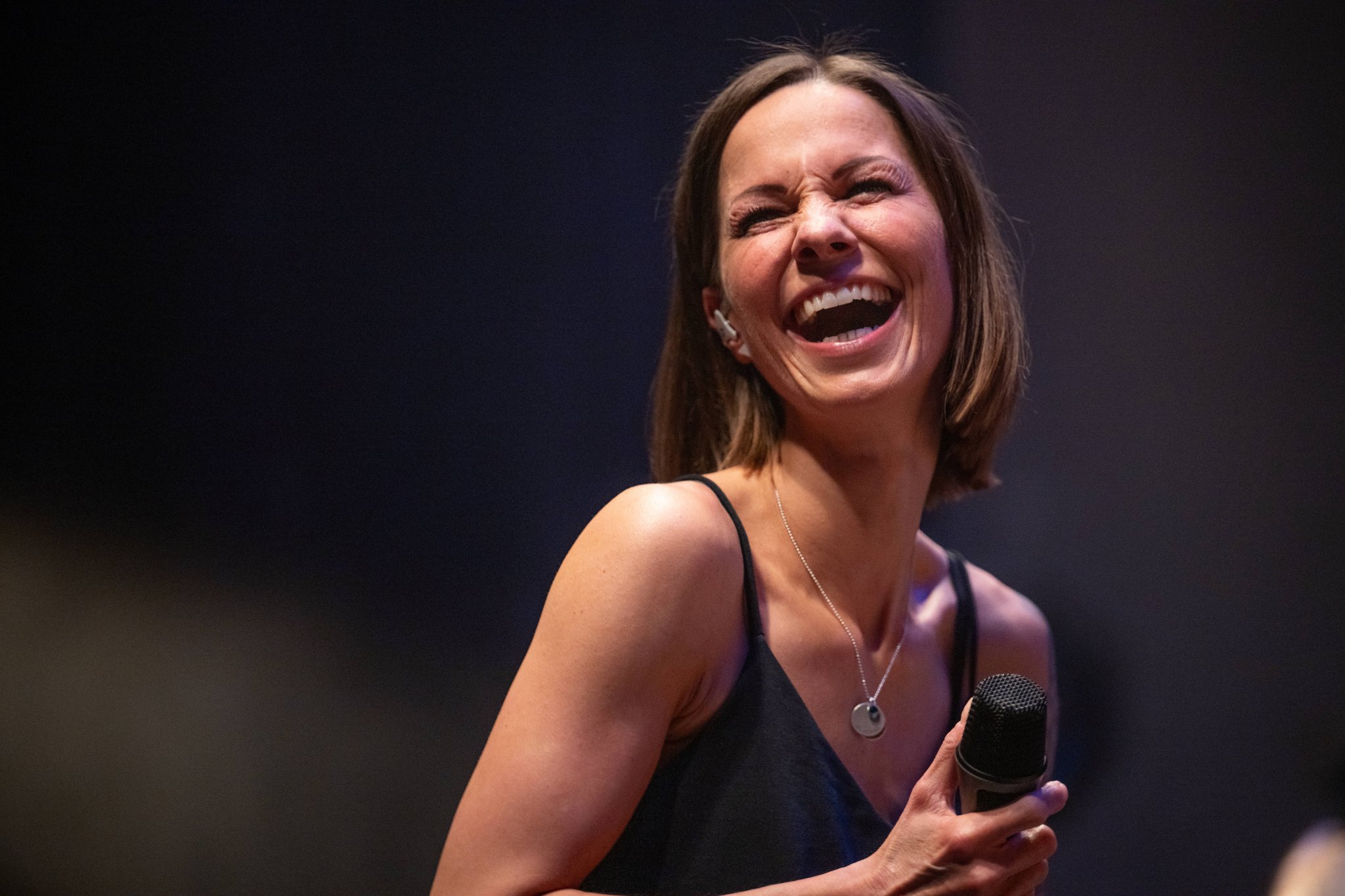 Christina Stürmer lacht bei ihrem MTV-Unplugged-Konzert in Salzburg auf der Bühne