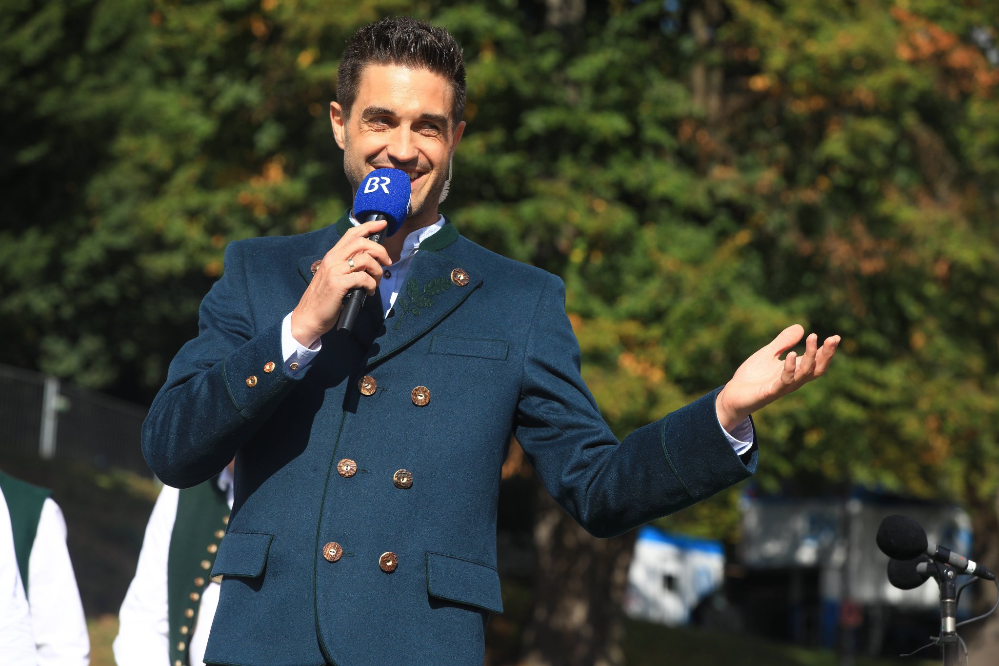 Moderator Dominik Glöbl beim Wiesn-Platzkonzert auf dem Oktoberfest in München