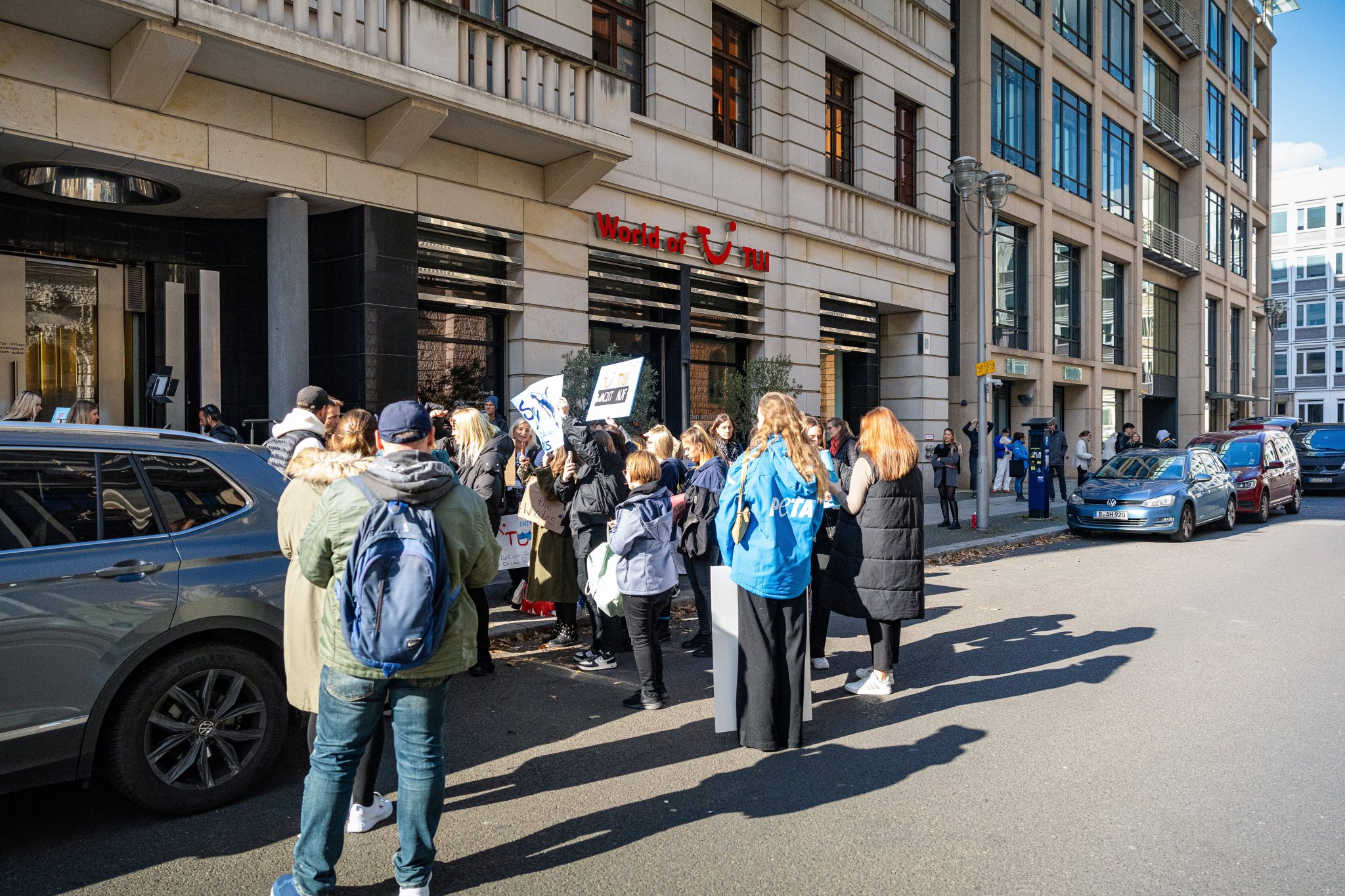 Sarah Connor liegt bei einer PETA-Protestaktion in einem Mini-Aquarium vor einem Tui-Reisebüro in Berlin