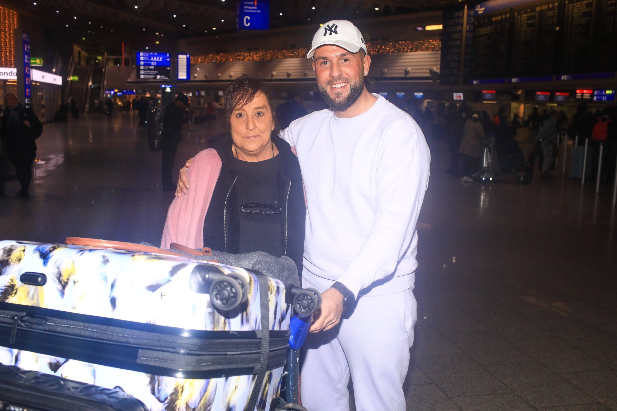 Maurice Dziwak mit seiner Mutter Anja am Flughafen Frankfurt