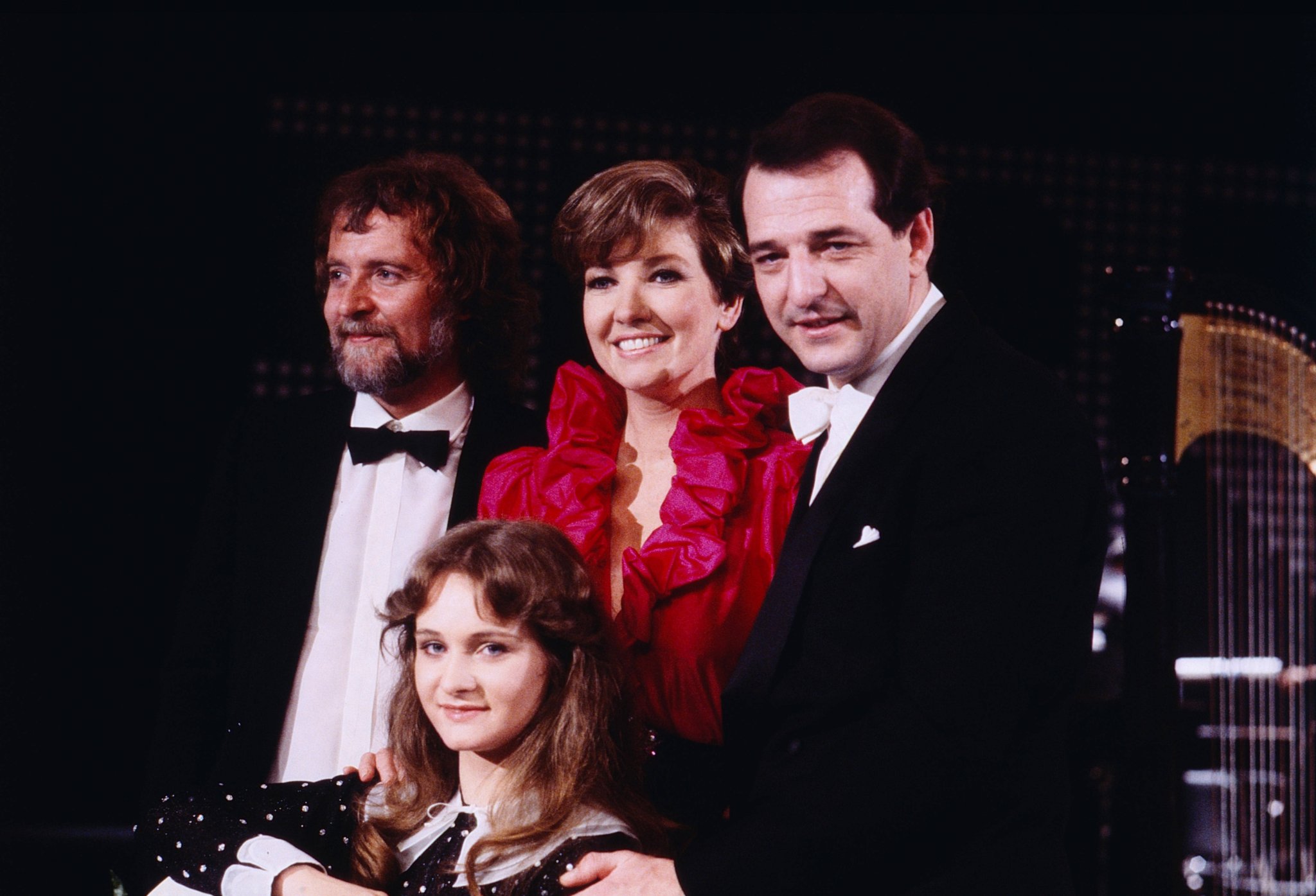 Nicole im schwarzen Kleid mit weißen Punkten nach ihrem ESC-Sieg 1982 mit Bernd Meinunger, Carolin Reiber und Ralph Siegel