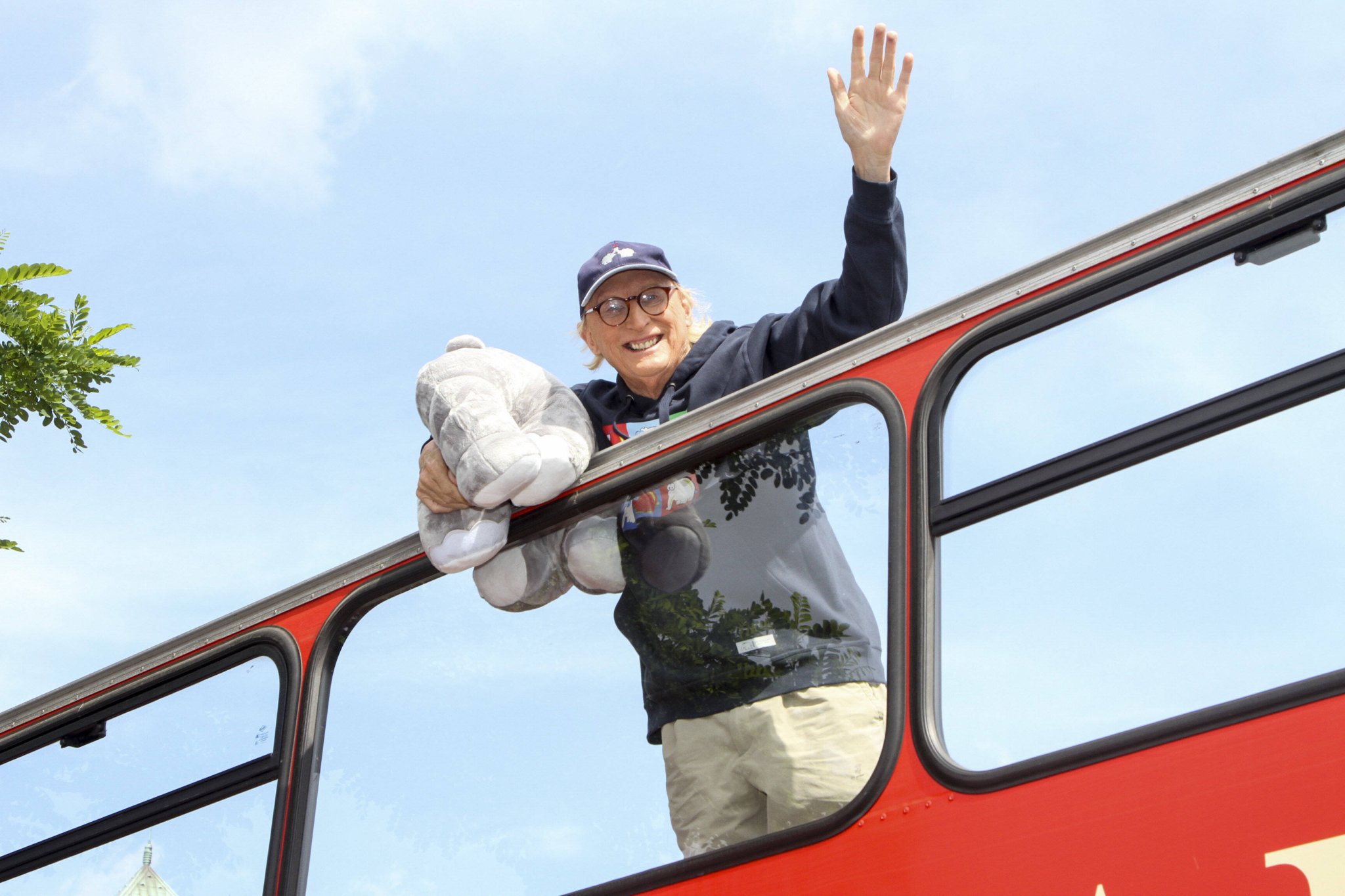 Otto Waalkes mit einer Ottifanten-Figur im Ottifanten-Doppeldeckerbus in Hamburg