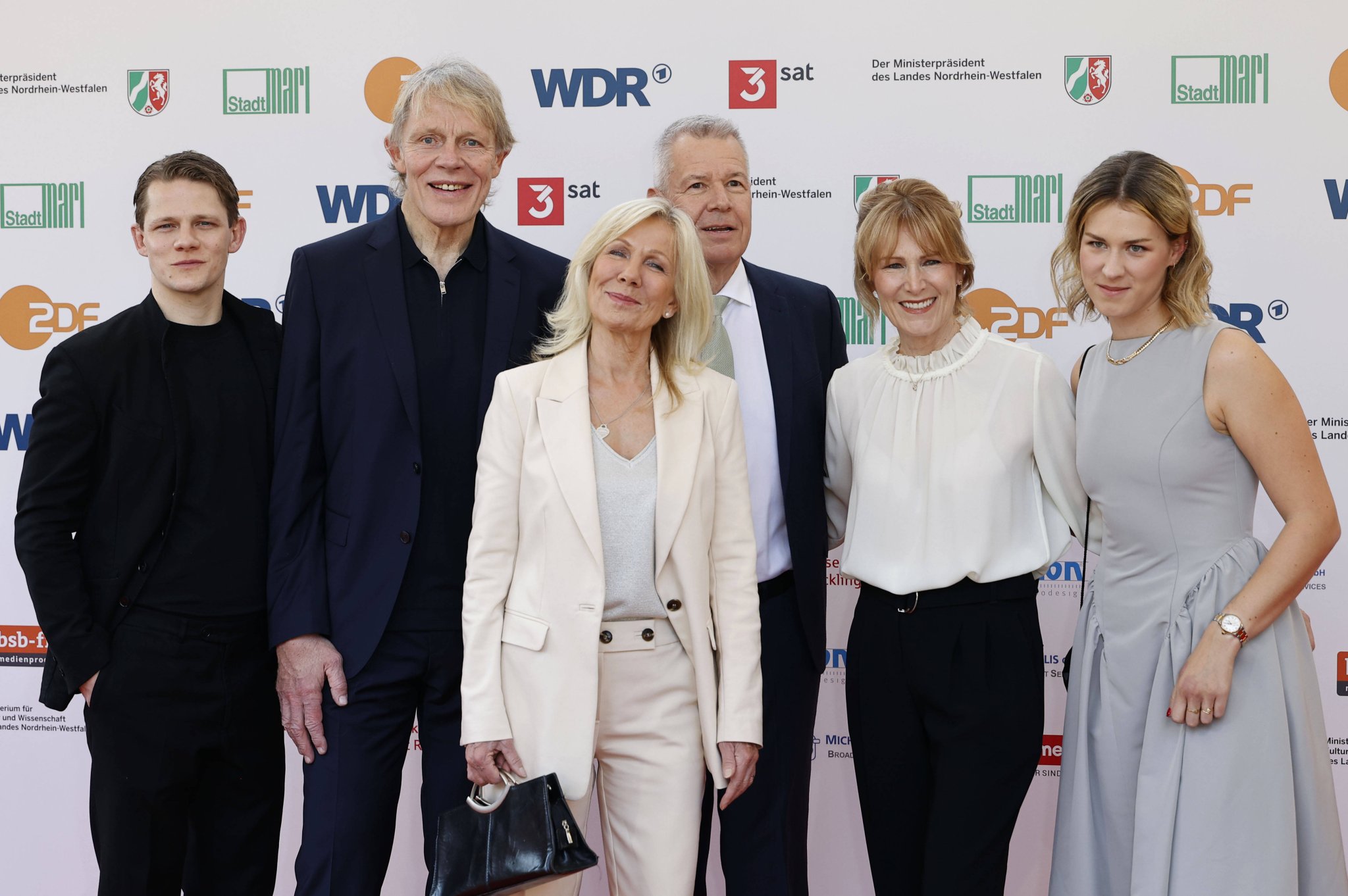 Peter Kloeppel mit Ehefrau Carol, Tochter Geena sowie Ulrike von der Groeben und Familie beim Grimme-Preis 2025