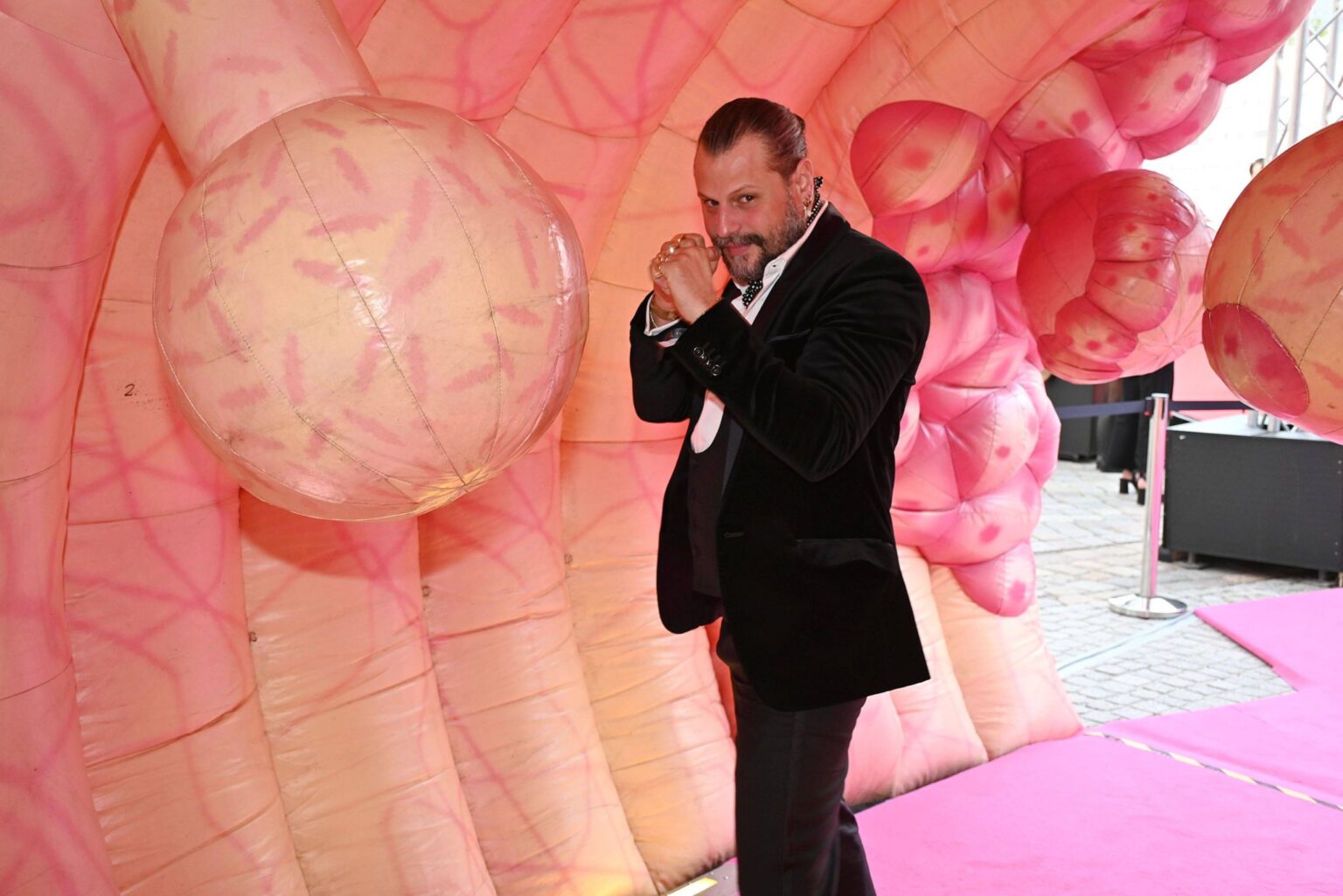 Schauspieler Manuel Cortez lächelt beim Felix Burda Award in Berlin in die Kamera