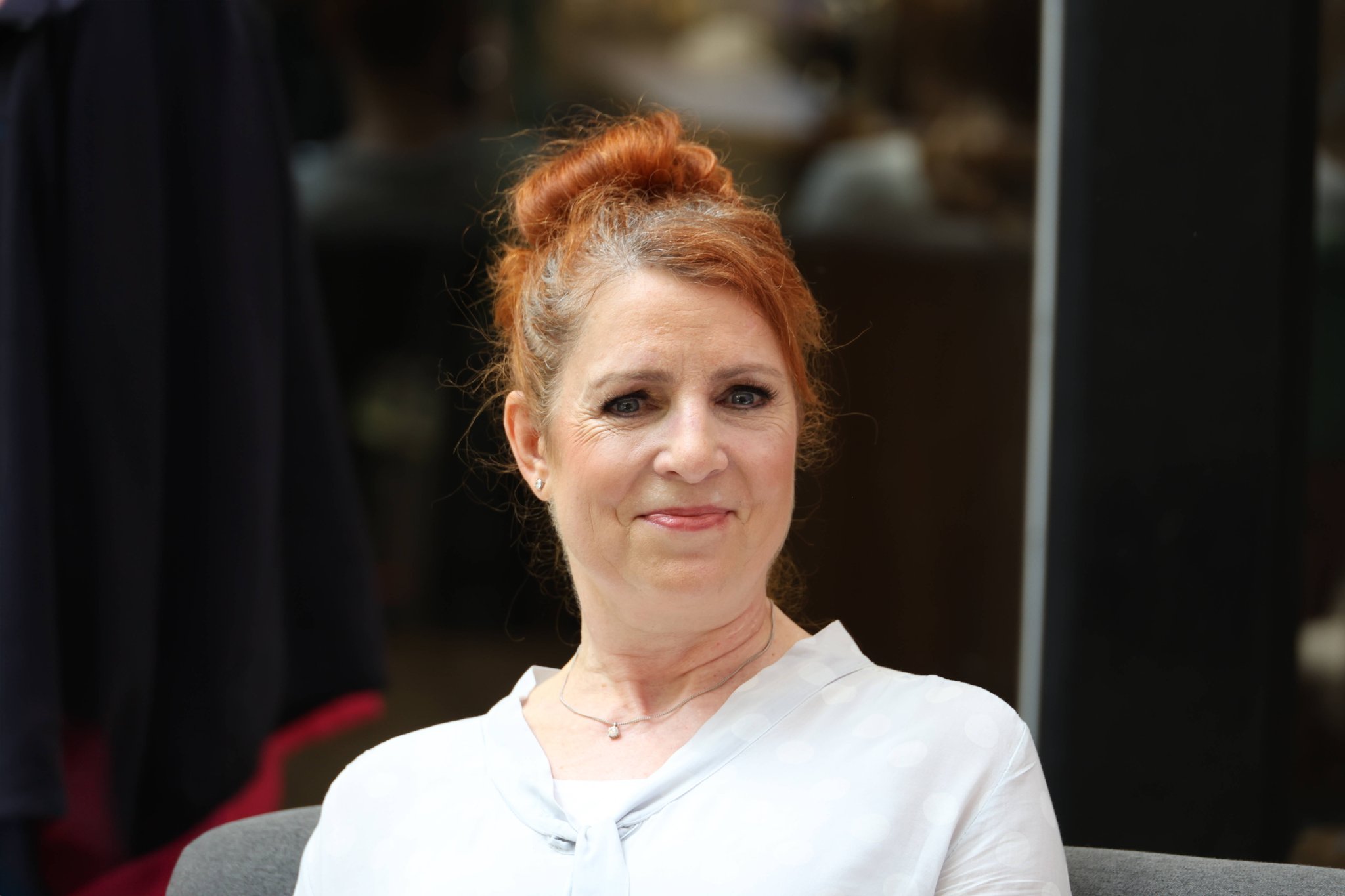 Monica Lierhaus spricht bei einem Panel-Talk zu Integration und Inklusion in Hamburg