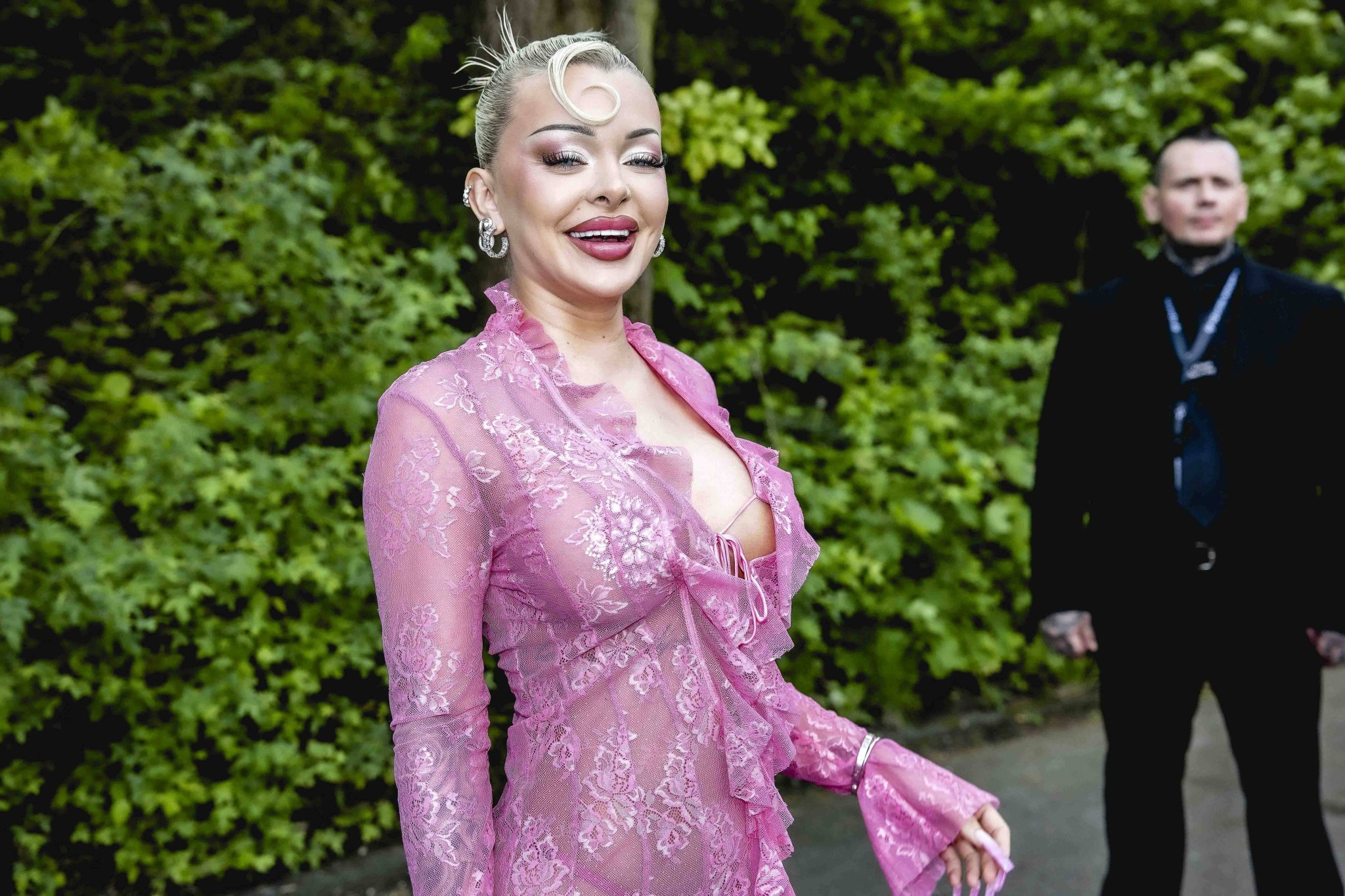 Katja Krasavice im pinken Spitzenoutfit beim Bild-Renntag in Gelsenkirchen