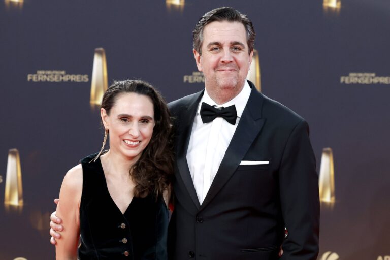 Bastian Pastewka und seine Frau Heidrun Buchmaier auf dem roten Teppich beim Deutschen Fernsehpreis 2025