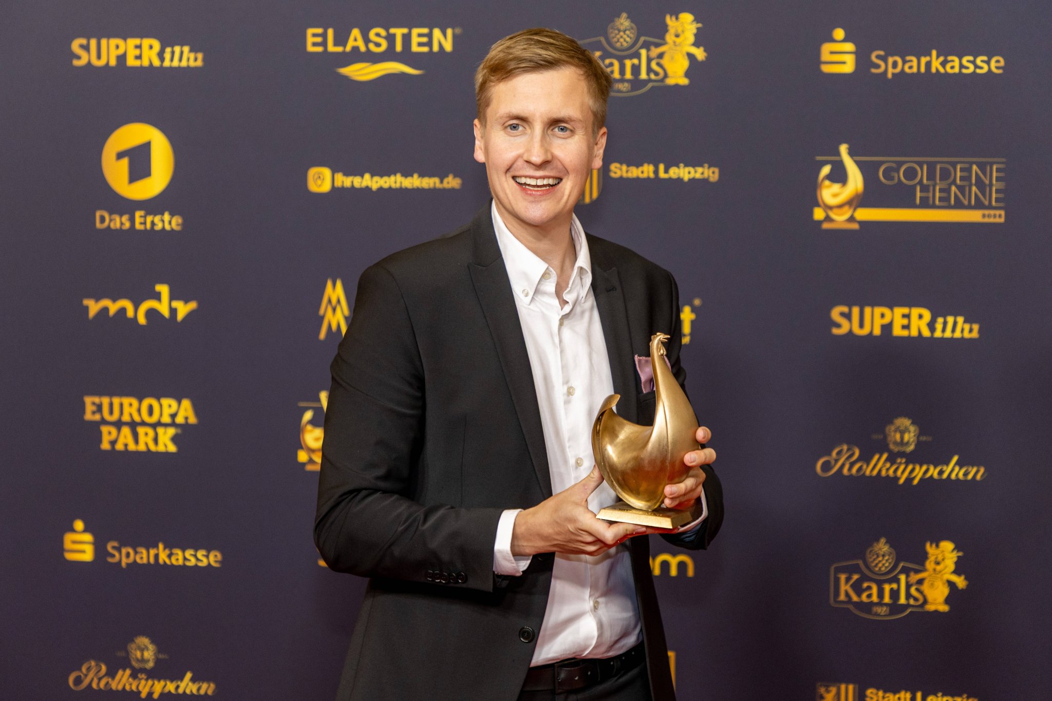 Till Reiners hält die Goldene Henne für den Ehrenpreis Comedy in Leipzig