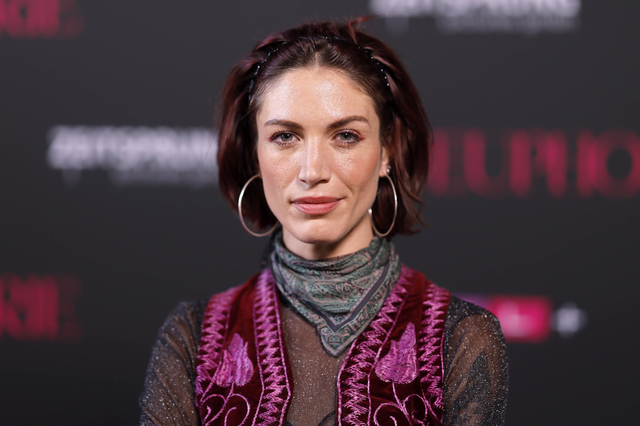 Tessa Bergmeier mit dunklen Haaren und rotem Lippenstift beim Screening der RTL-Serie Euphorie in Köln