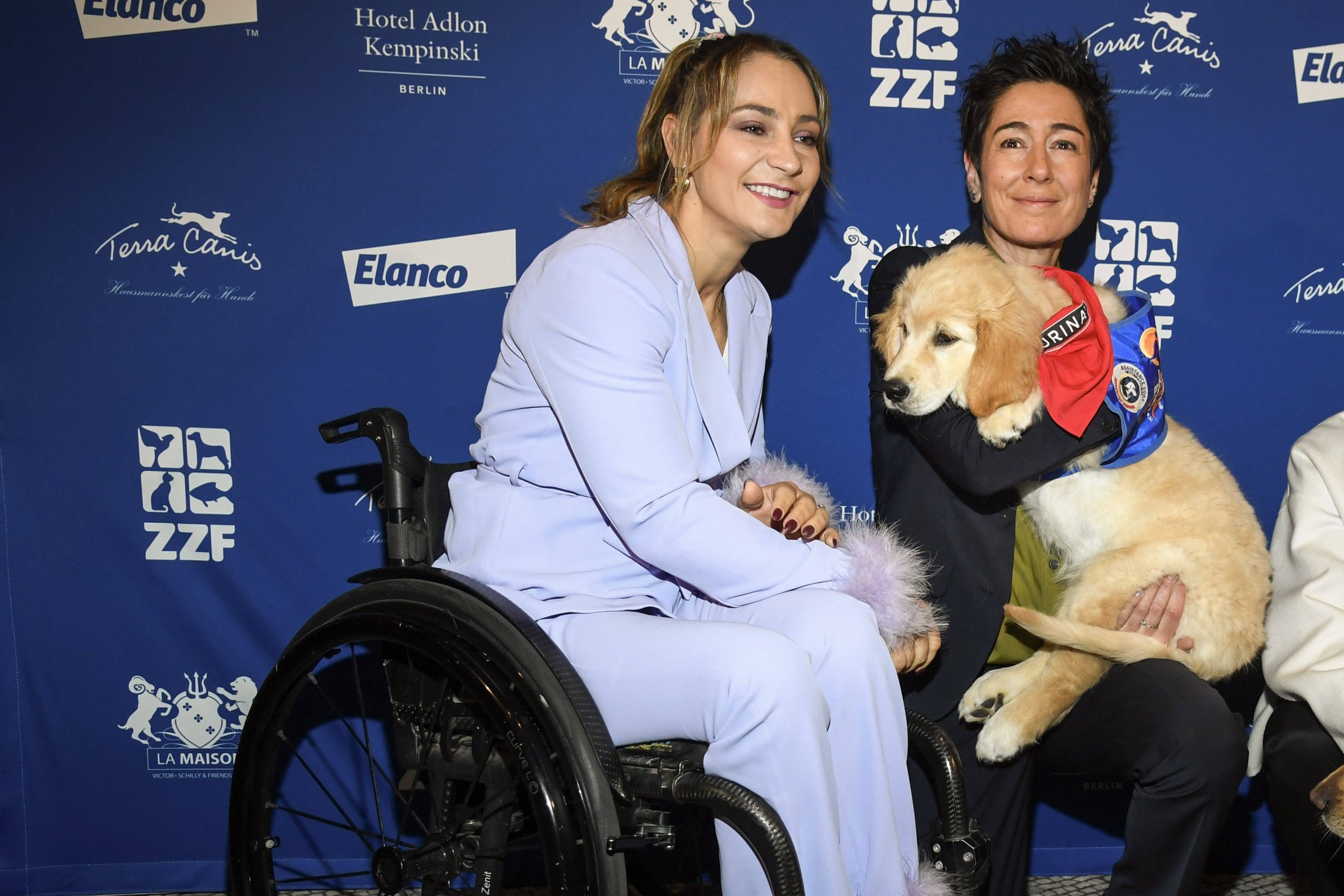 Dunja Hayali mit Assistenzhunden und Kristina Vogel beim VITA-Charity-Dinner in Berlin 2025