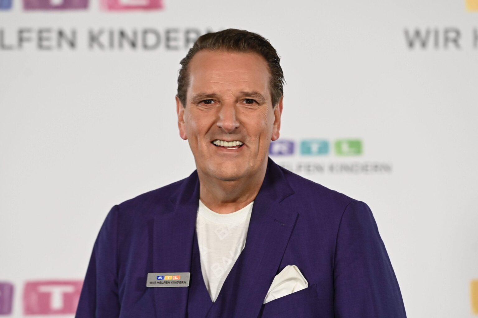 Ralf Dümmel lächelnd beim RTL-Spendenmarathon in Hürth