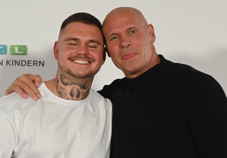 Thorsten Legat und Sohn Nico Legat Arm in Arm beim RTL-Spendenmarathon 2025