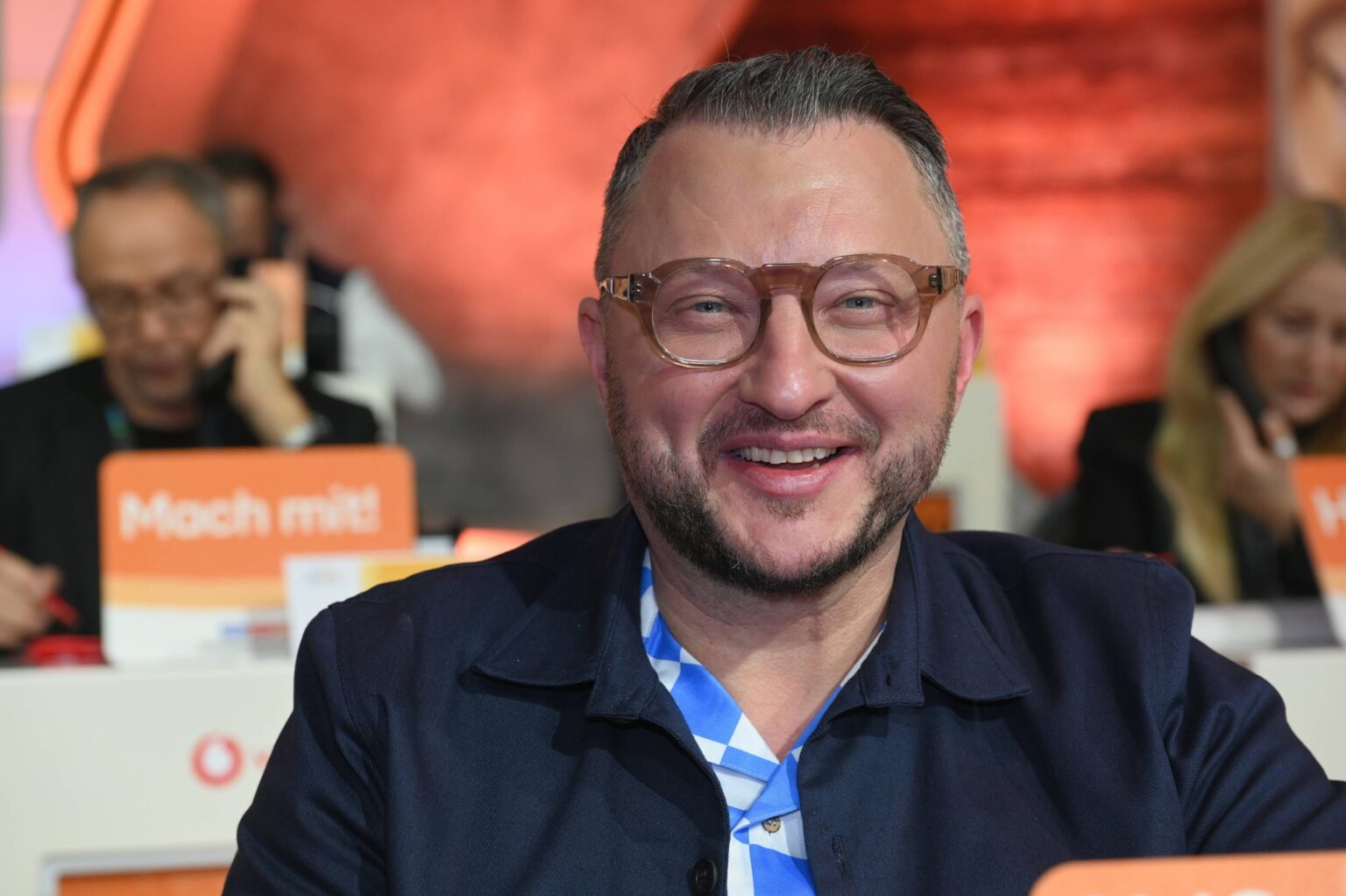 TV-Koch Sebastian Lege lächelnd mit Brille beim RTL-Spendenmarathon