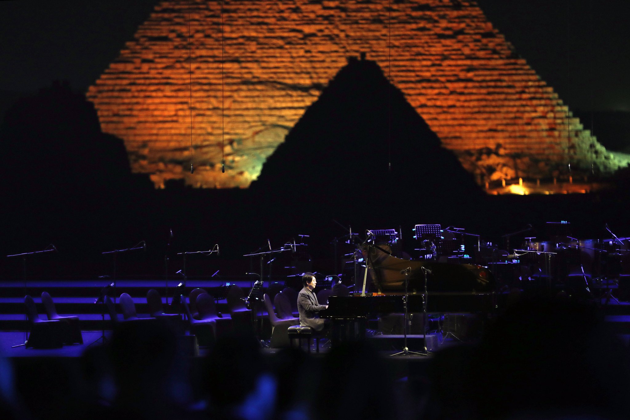Starpianist Lang Lang am Flügel beim Pyramids Echo Festival in Gizeh