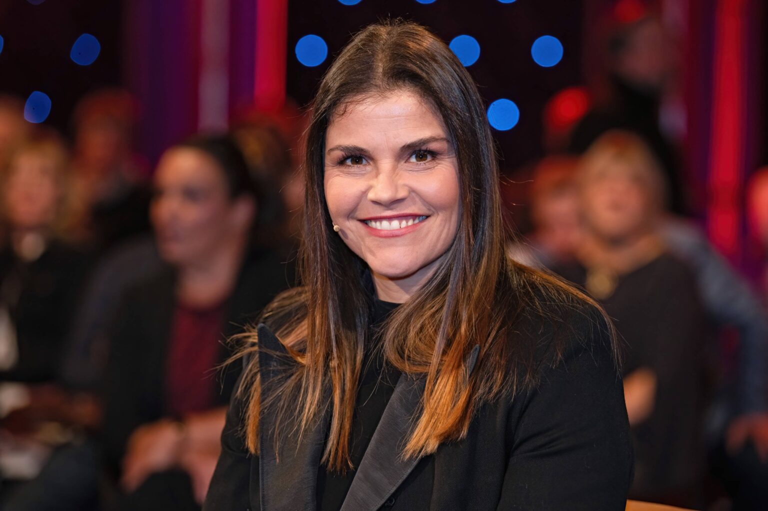 Katharina Wackernagel lächelnd bei der Aufzeichnung der MDR-Talkshow Riverboat in Leipzig