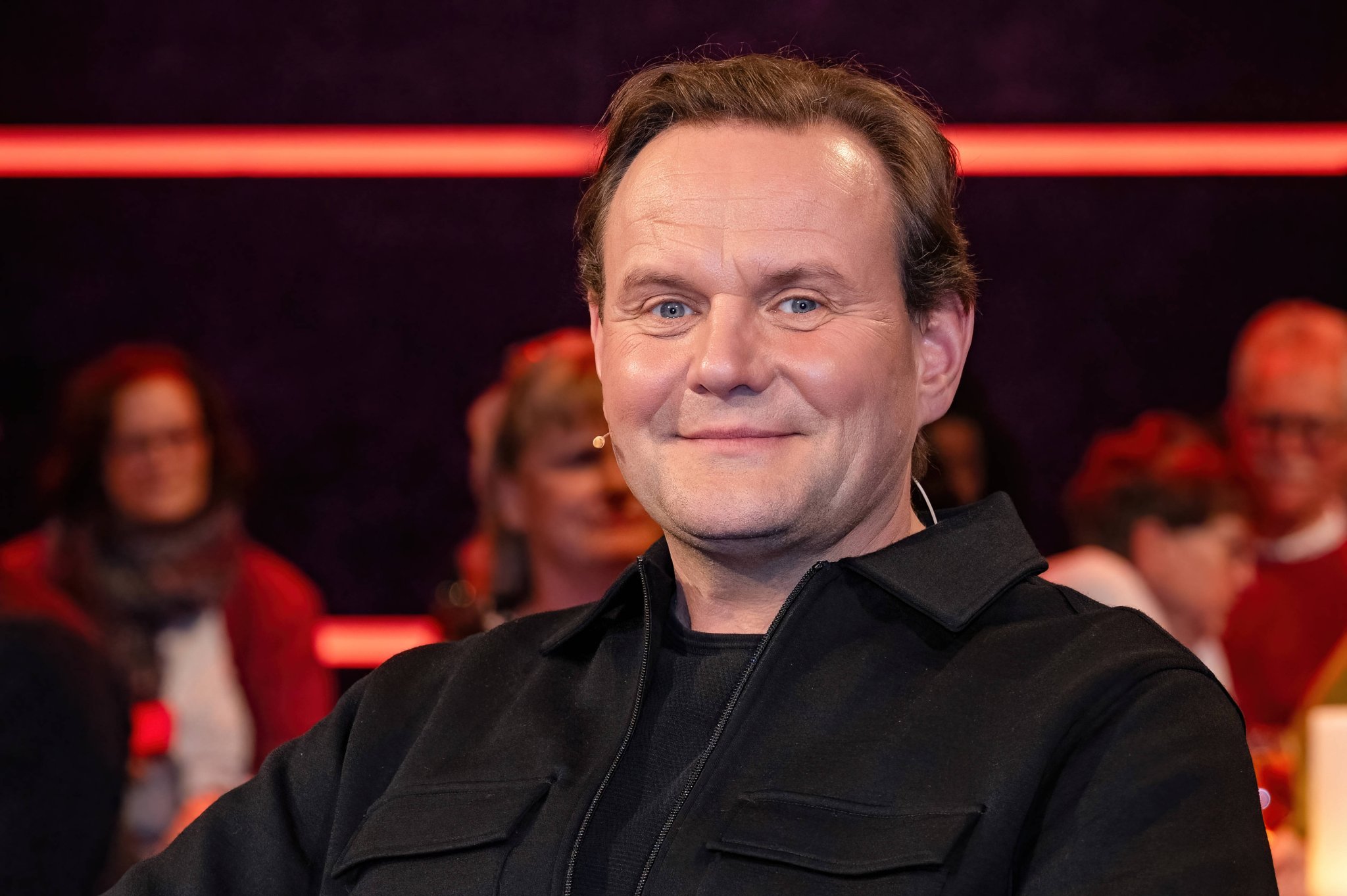Devid Striesow in schwarzem Hemd bei der Aufzeichnung der MDR-Talkshow Riverboat 2025
