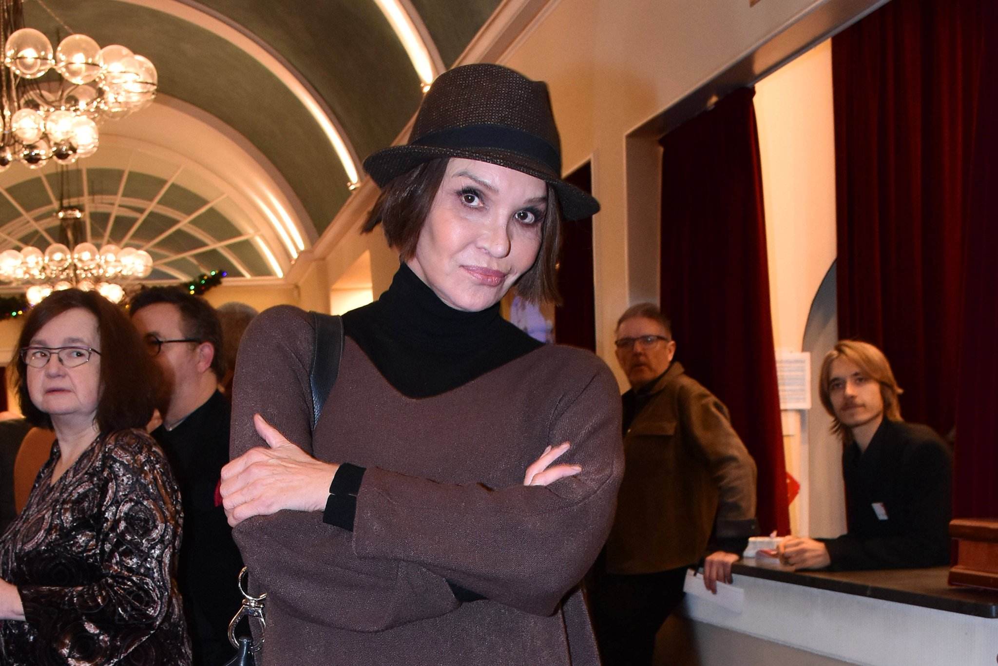 Anouschka Renzi mit Hut und verschränkten Armen bei einer Theaterpremiere in Berlin