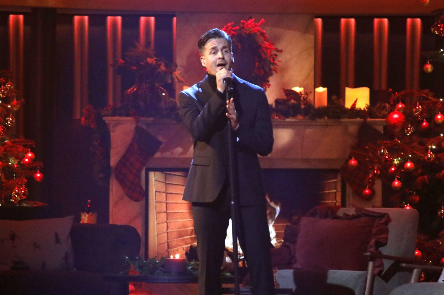 Alexander Klaws auf der Bühne der ZDF-Show „Die große Weihnachtsshow“ in Offenburg