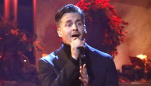 Alexander Klaws auf der Bühne der ZDF-Show „Die große Weihnachtsshow“ in Offenburg