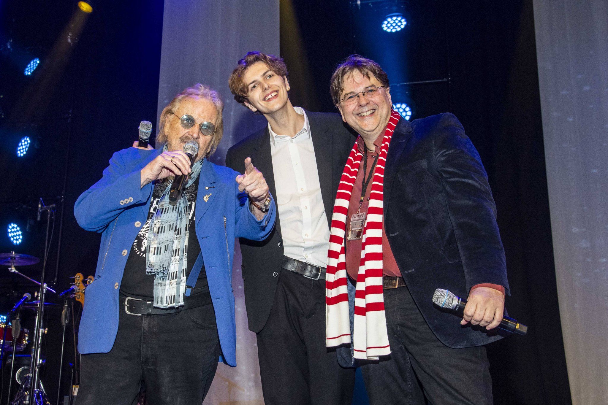 Frank Zander mit Sohn Marcus Zander und Enkel Elias Zander bei der Weihnachtsfeier für Obdachlose 2025 in Berlin