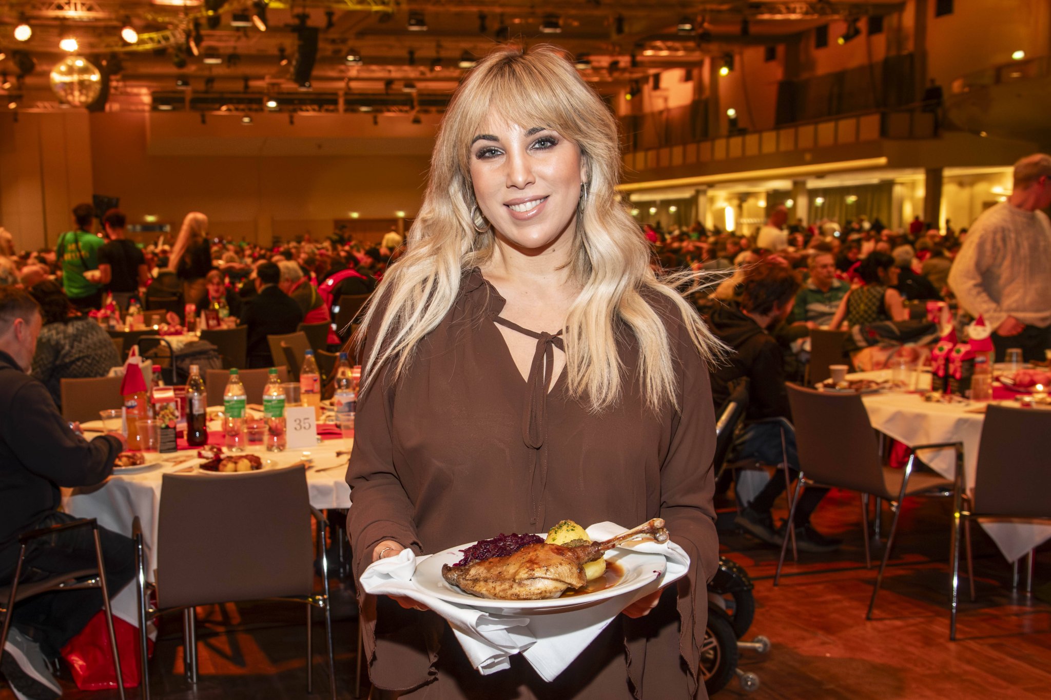 Annemarie Eilfeld serviert als Promi-Kellnerin Gänsekeule bei Frank Zanders Weihnachtsfeier 2025 im Estrel Berlin