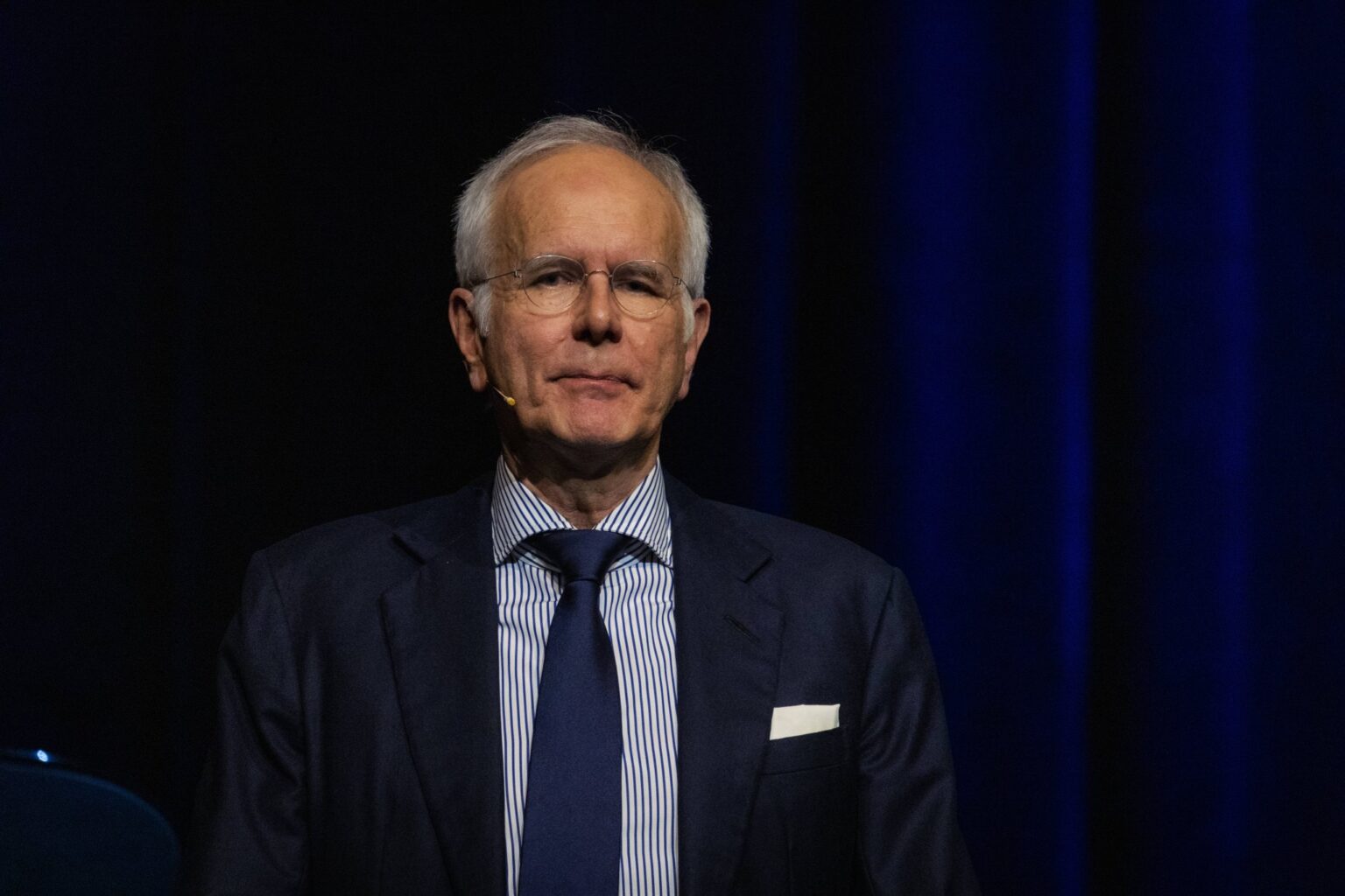 Harald Schmidt im dunklen Anzug mit Krawatte auf der Bühne im Theater Bonn