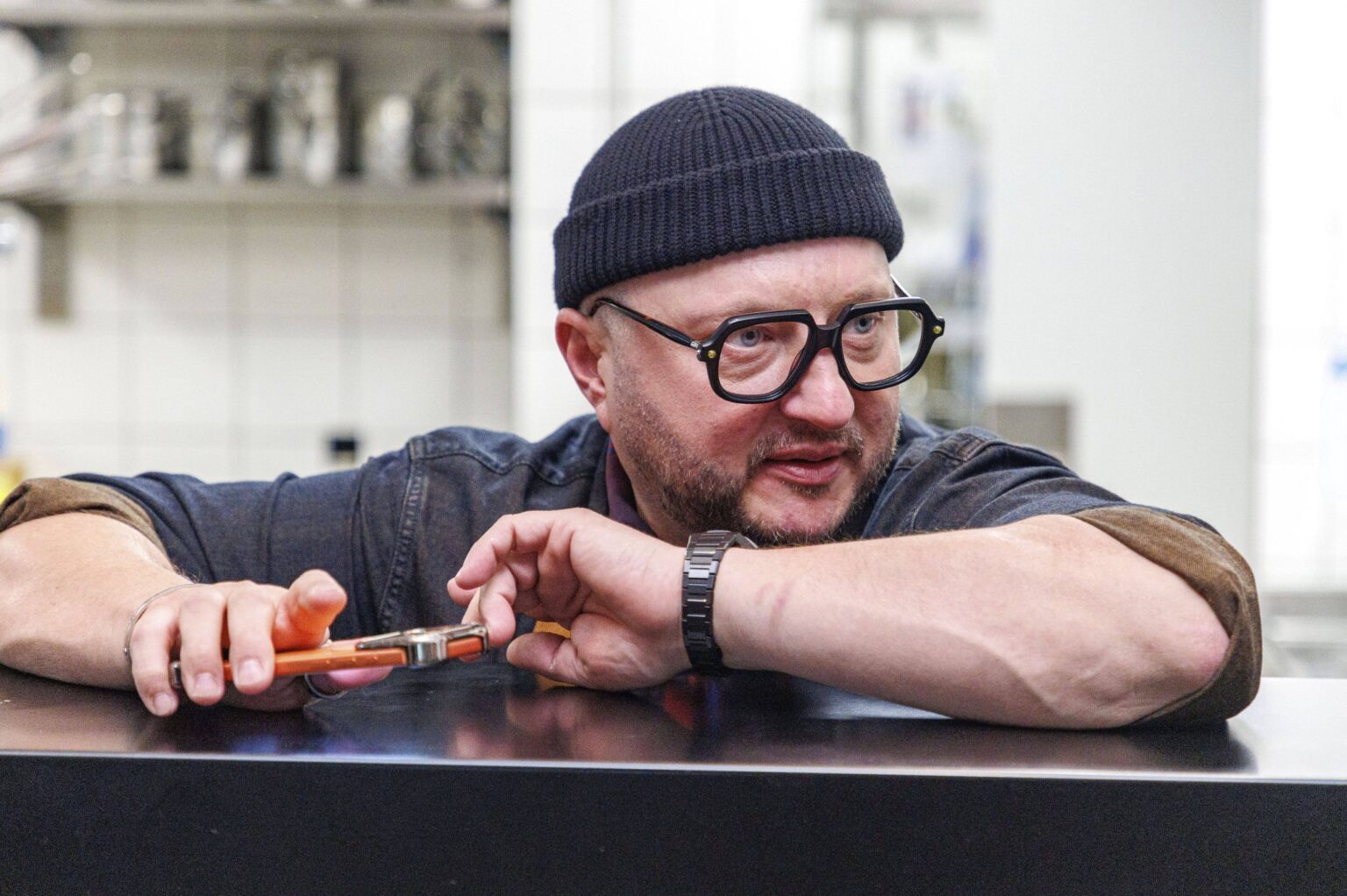 TV-Koch Sebastian Lege mit Mütze und Brille in einer Restaurantküche