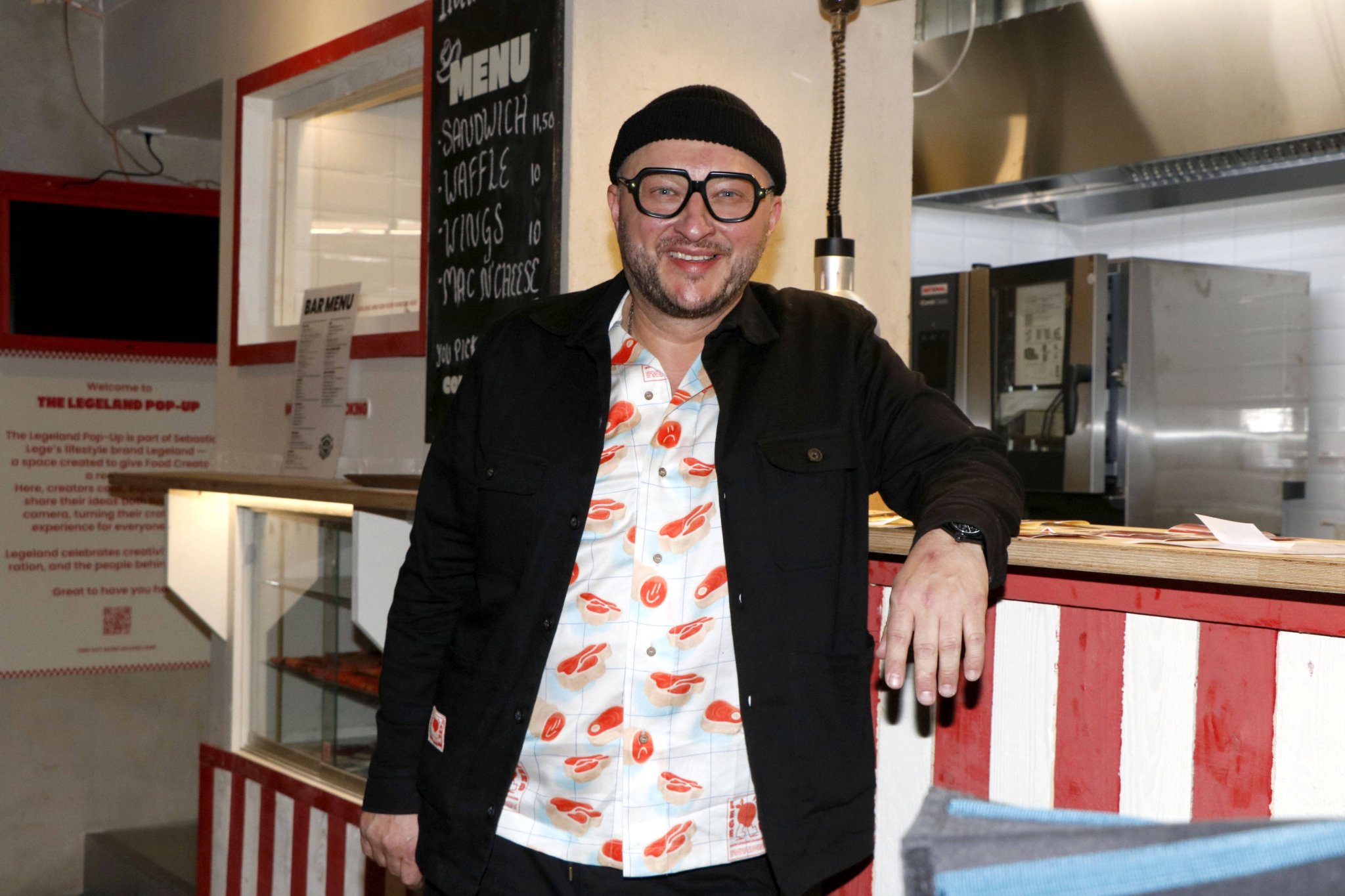 Sebastian Lege mit Käppi und Brille vor seinem LegeLand-Pop-up in Berlin