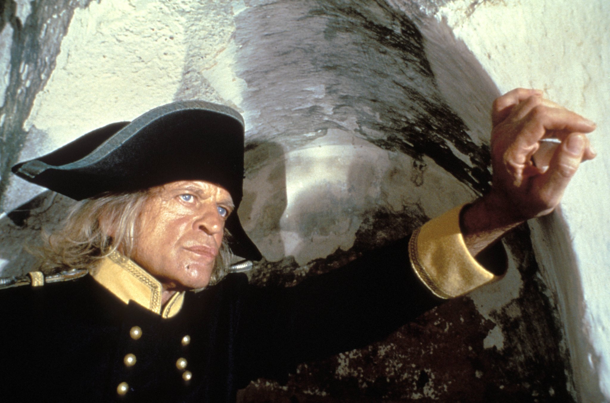 Klaus Kinski mit Dreispitz in einer Szene aus Werner Herzogs Film Cobra Verde