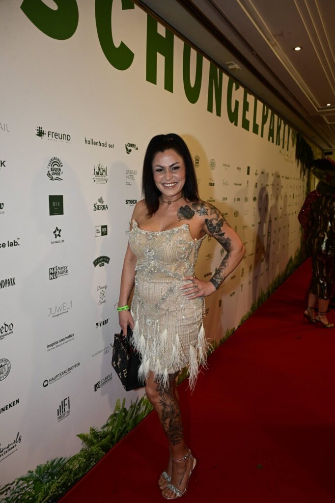 Jasmin Herren auf dem roten Teppich der Dschungelparty in Berlin