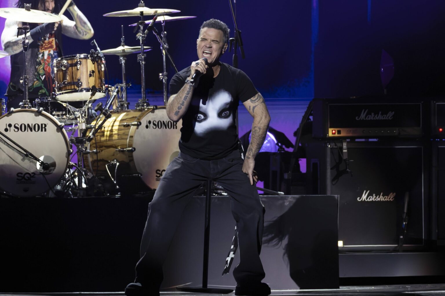 Robbie Williams singt auf der Bühne bei den Brit Awards 2026 in Manchester