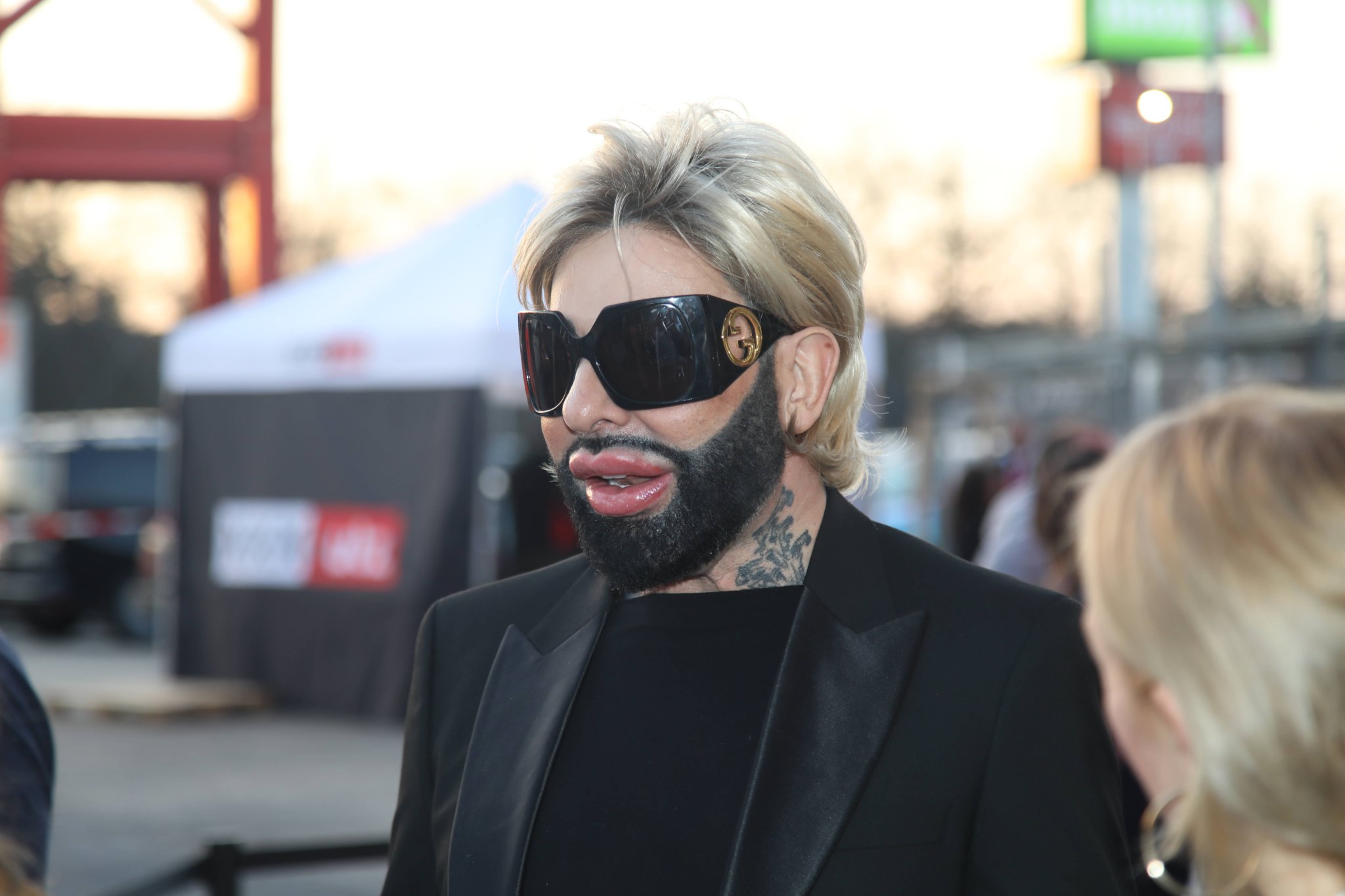 Harald Glööckler mit Sonnenbrille und schwarzem Outfit bei einem Event in Rangsdorf